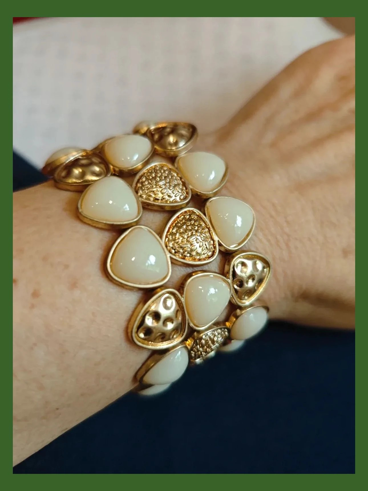 🌺 Pulsera ancha con abalorios tono salmón clarito y dorado 2