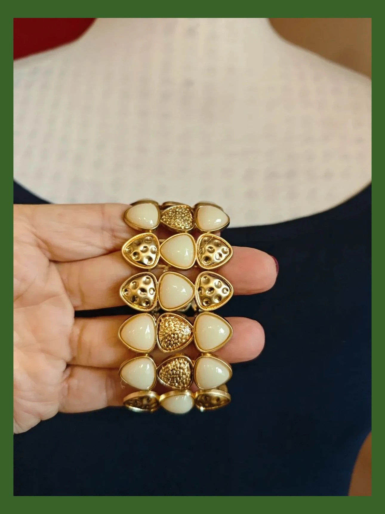 🌺 Pulsera ancha con abalorios tono salmón clarito y dorado 3