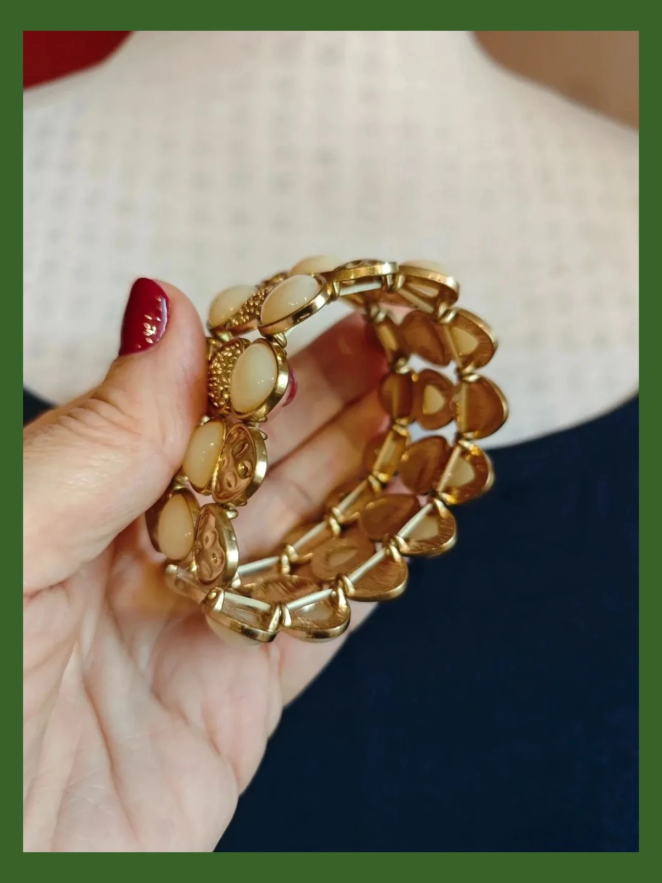 🌺 Pulsera ancha con abalorios tono salmón clarito y dorado 4
