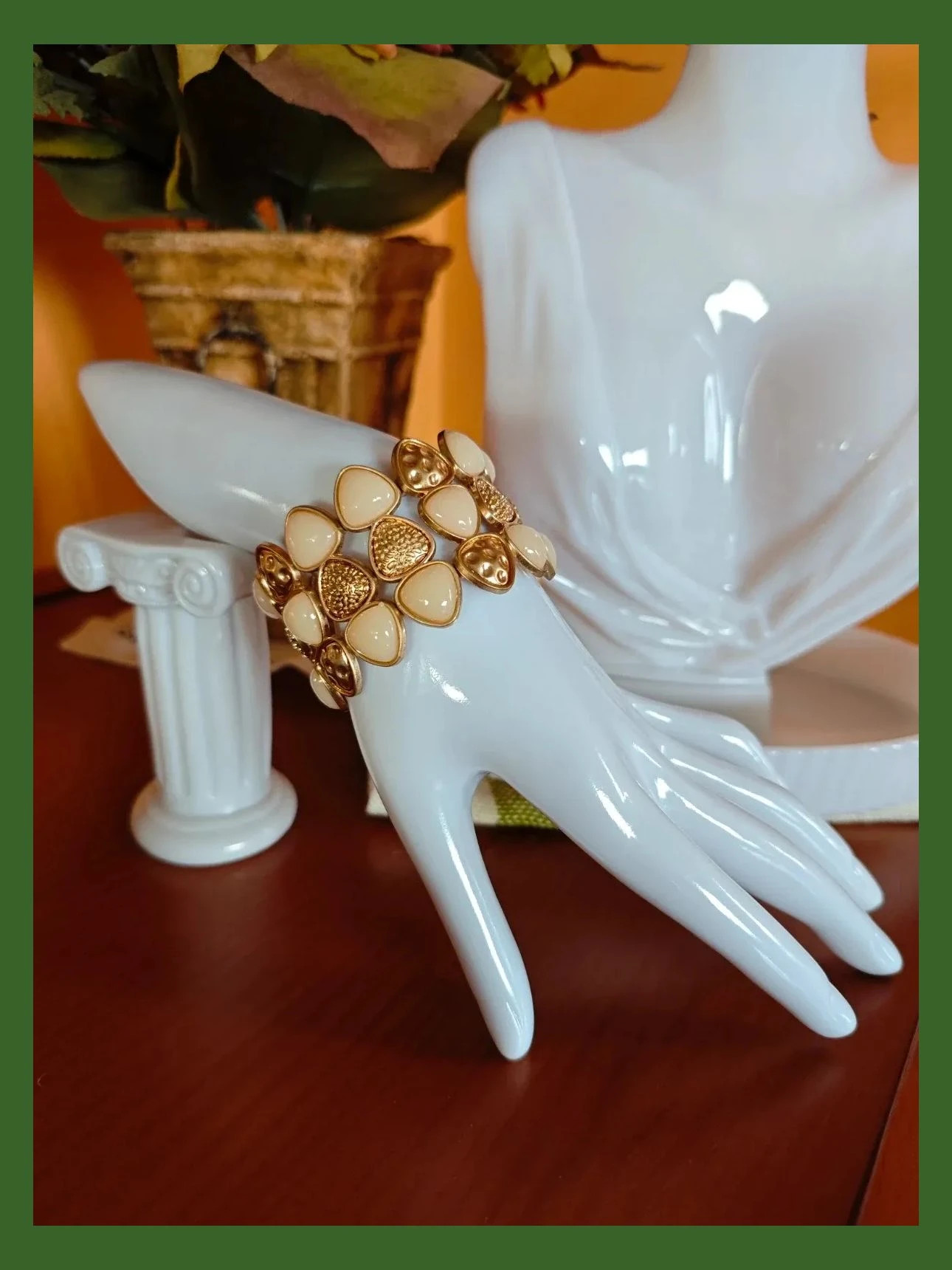 🌺 Pulsera ancha con abalorios tono salmón clarito y dorado 5