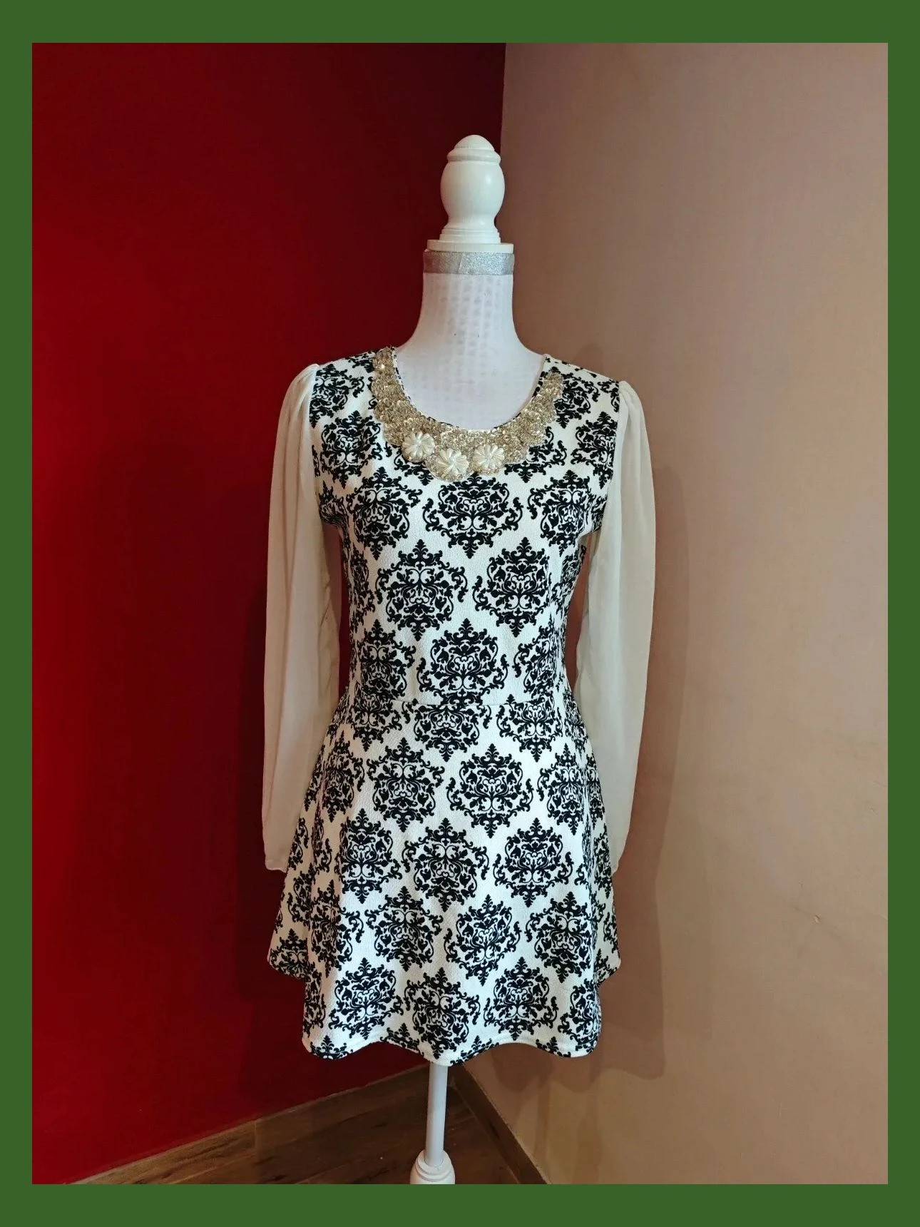 🌺 Elegante vestido estampado damasco blanco y negro con aplicación collar de perlas y lentejuelas