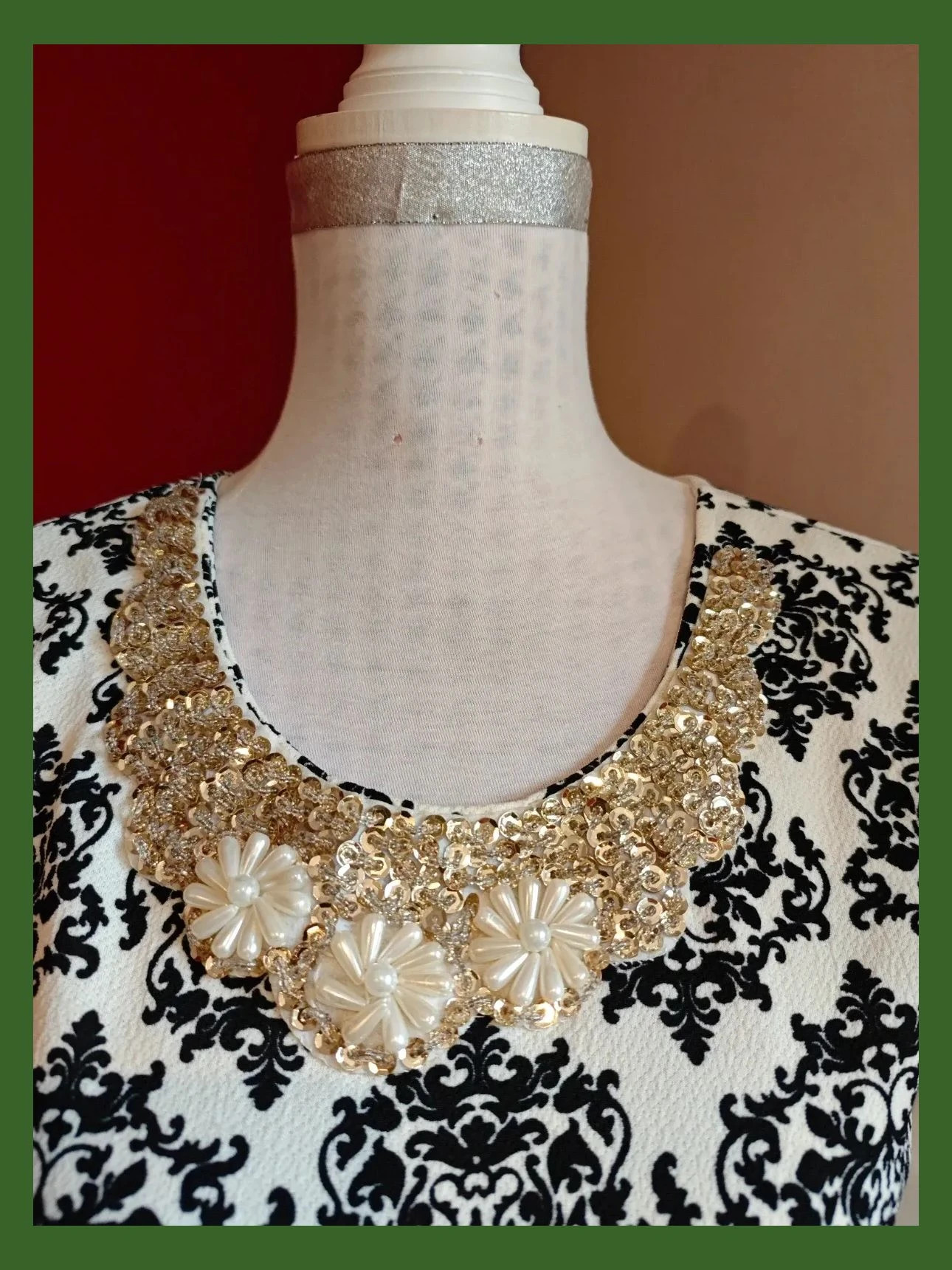 🌺 Elegante vestido estampado damasco blanco y negro con aplicación collar de perlas y lentejuelas – Miss 83 – taille L / 40 / 12 3