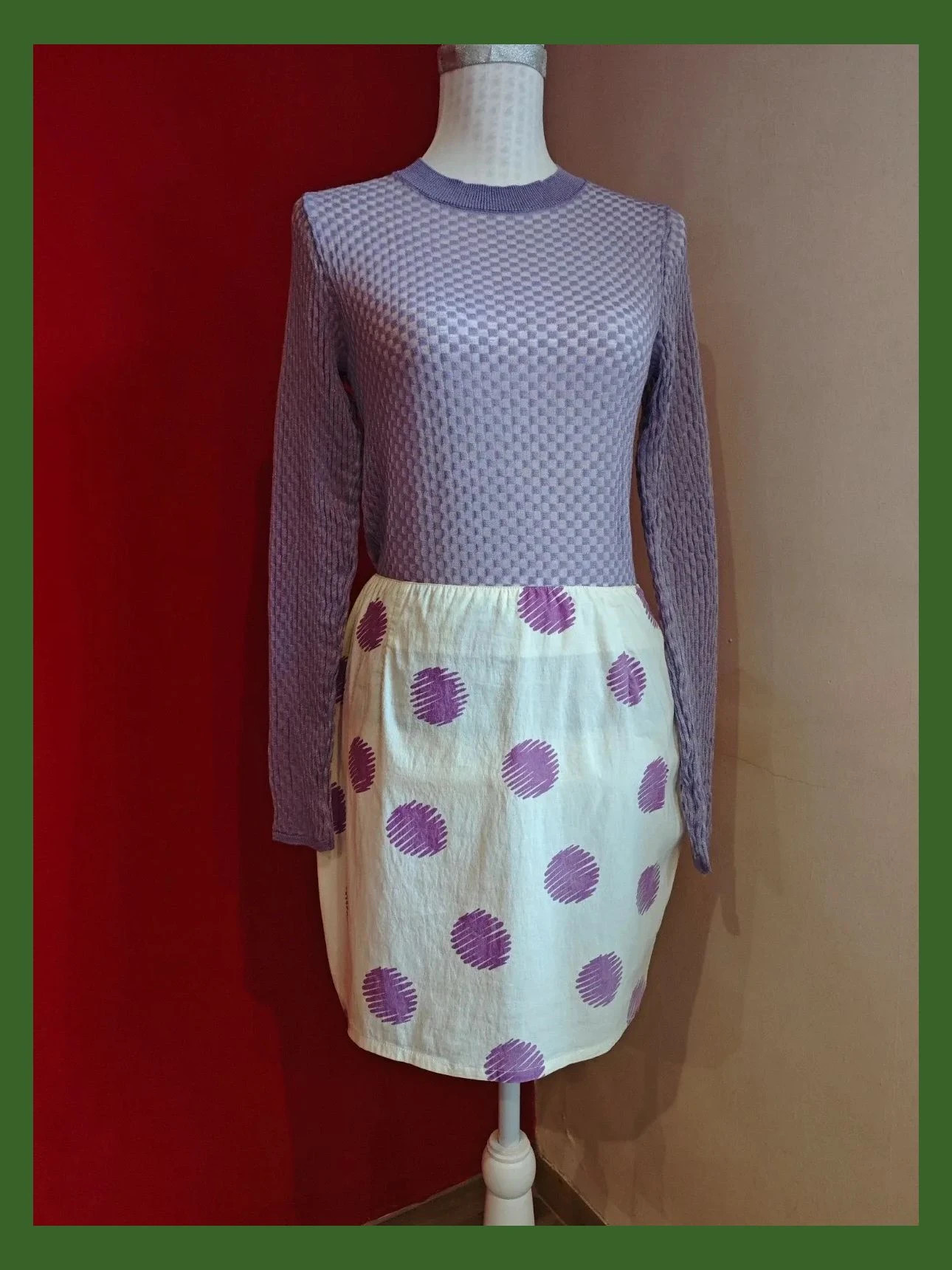 🌺 Minifalda vintage tono crema clarito con estampado abstracto lila, de Benetton