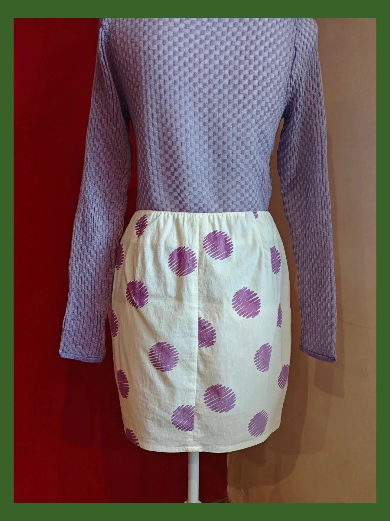 🌺 Minifalda vintage tono crema clarito con estampado abstracto lila, de Benetton – United Colors of Benetton – taille M / 38 / 10 2