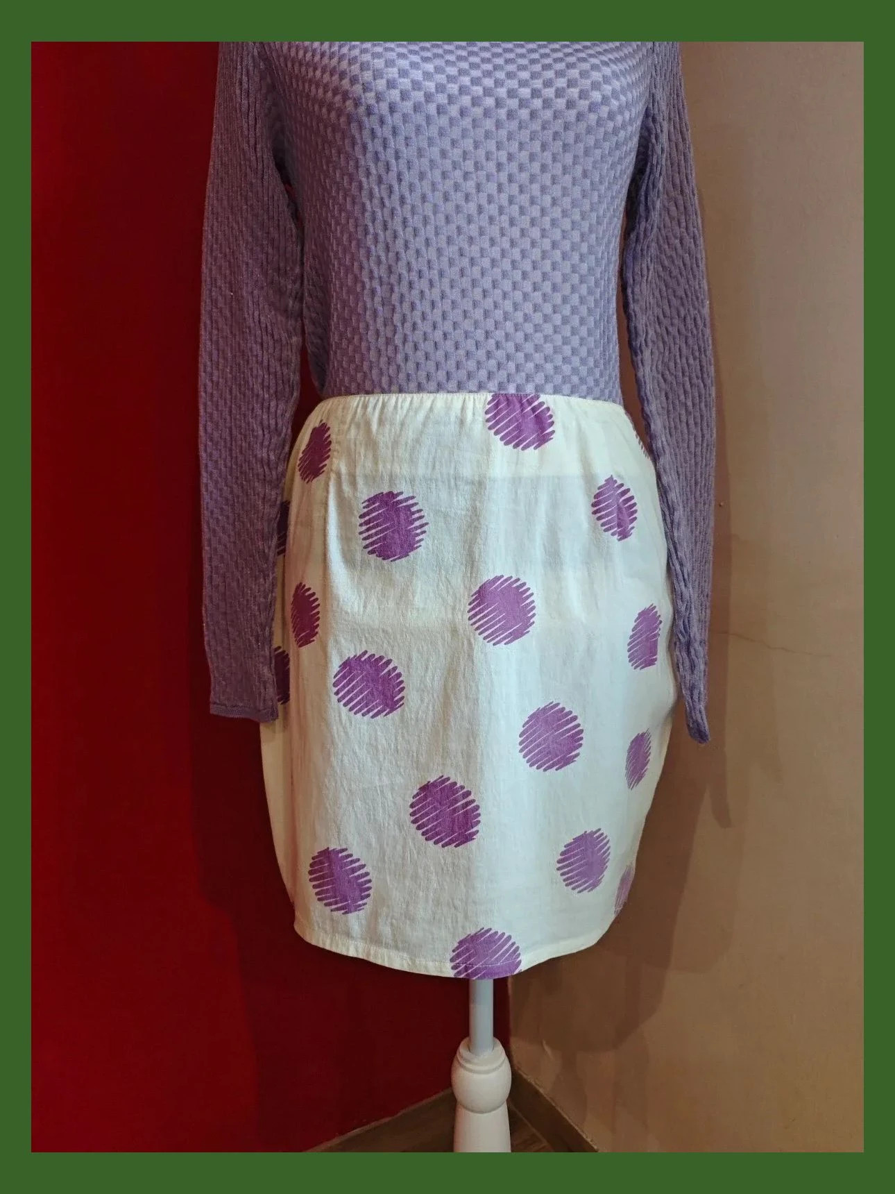 🌺 Minifalda vintage tono crema clarito con estampado abstracto lila, de Benetton – United Colors of Benetton – taille M / 38 / 10 4