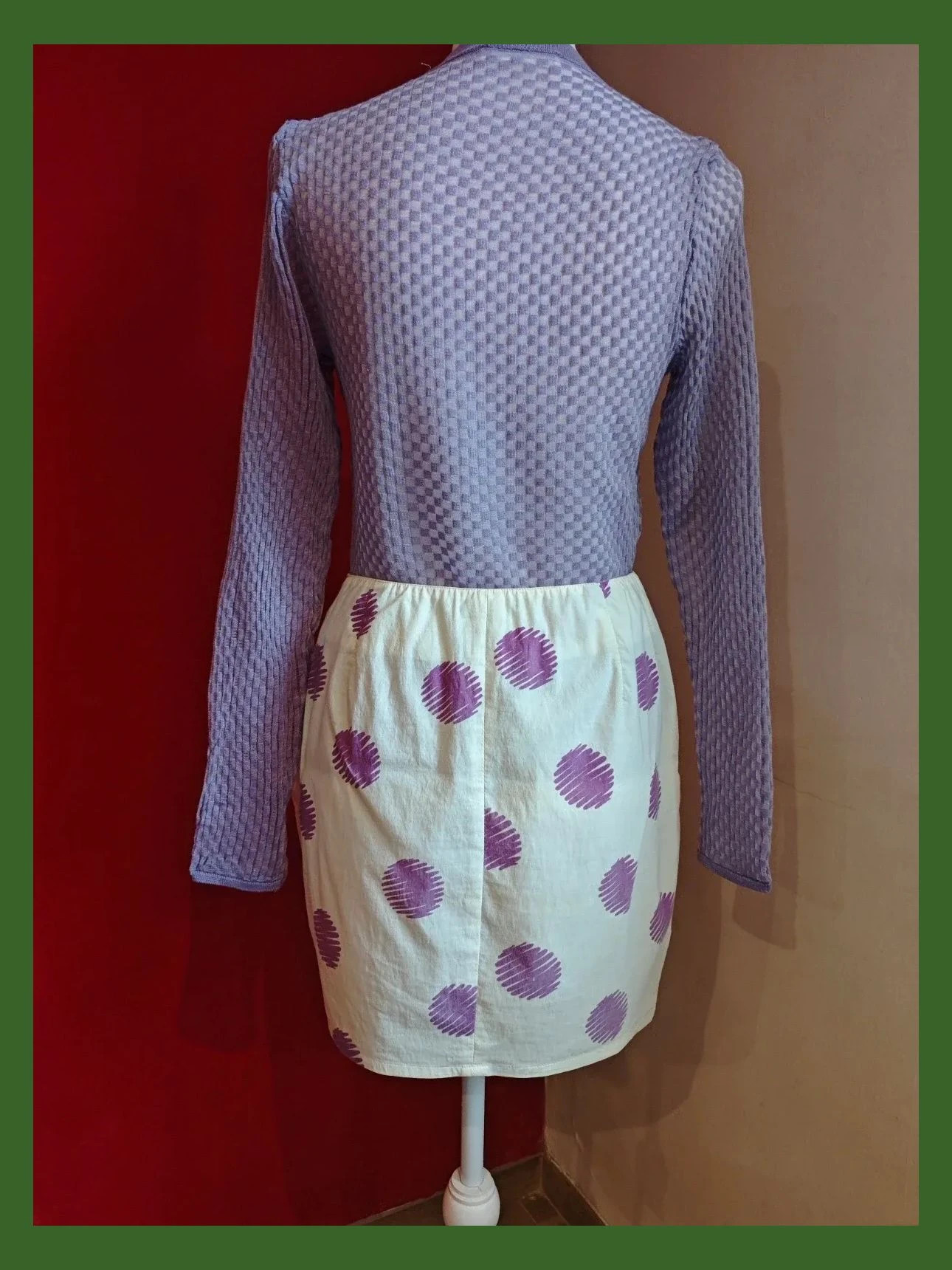 🌺 Minifalda vintage tono crema clarito con estampado abstracto lila, de Benetton – United Colors of Benetton – taille M / 38 / 10 5
