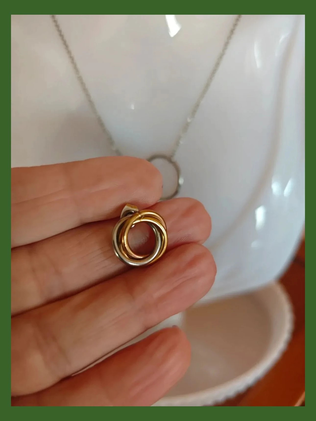 🌺 Precioso conjunto de cadena con colgante y pendientes de aros plateado y dorado cruzados – Vintage Dressing 4