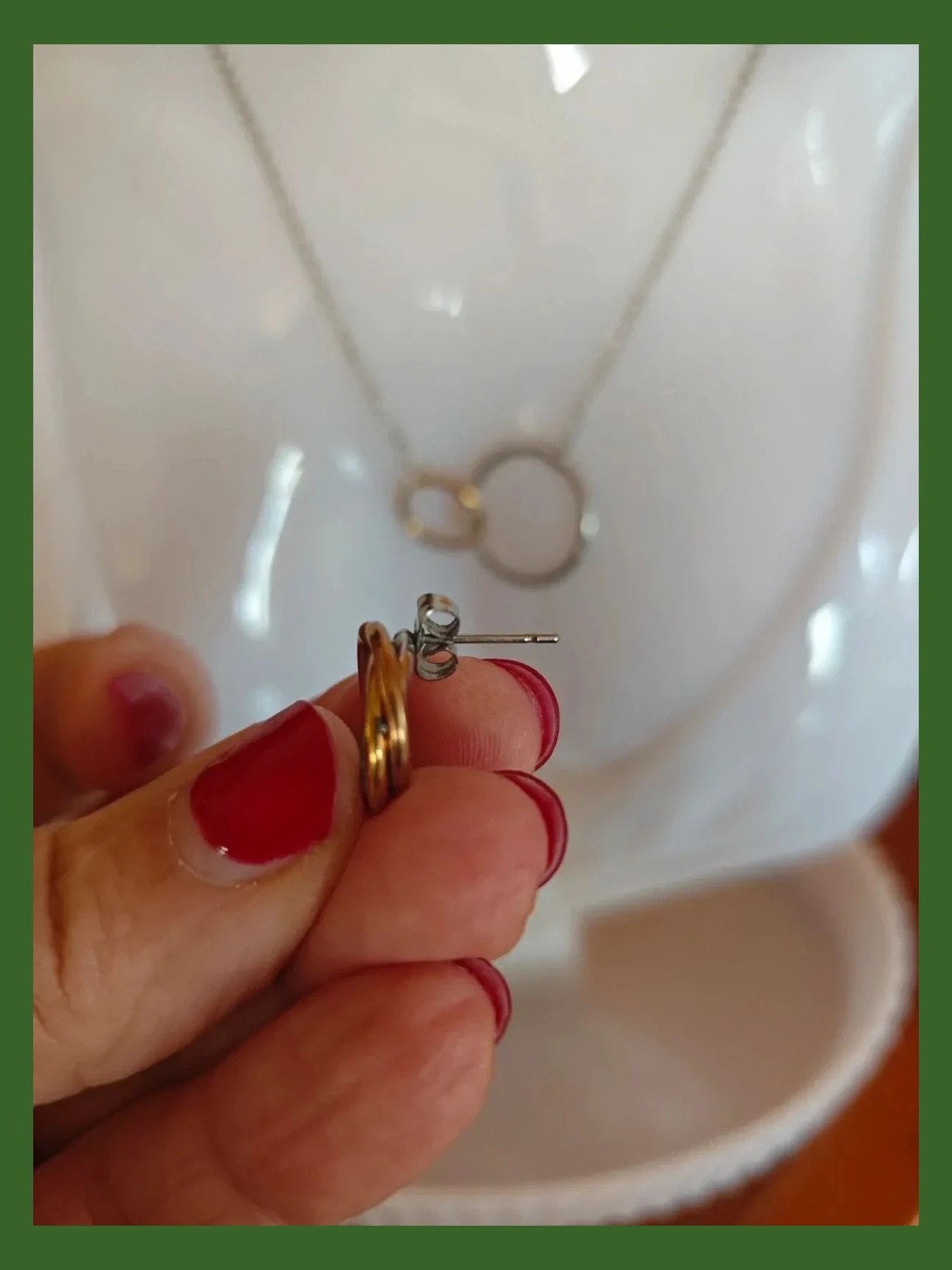 🌺 Precioso conjunto de cadena con colgante y pendientes de aros plateado y dorado cruzados – Vintage Dressing 5