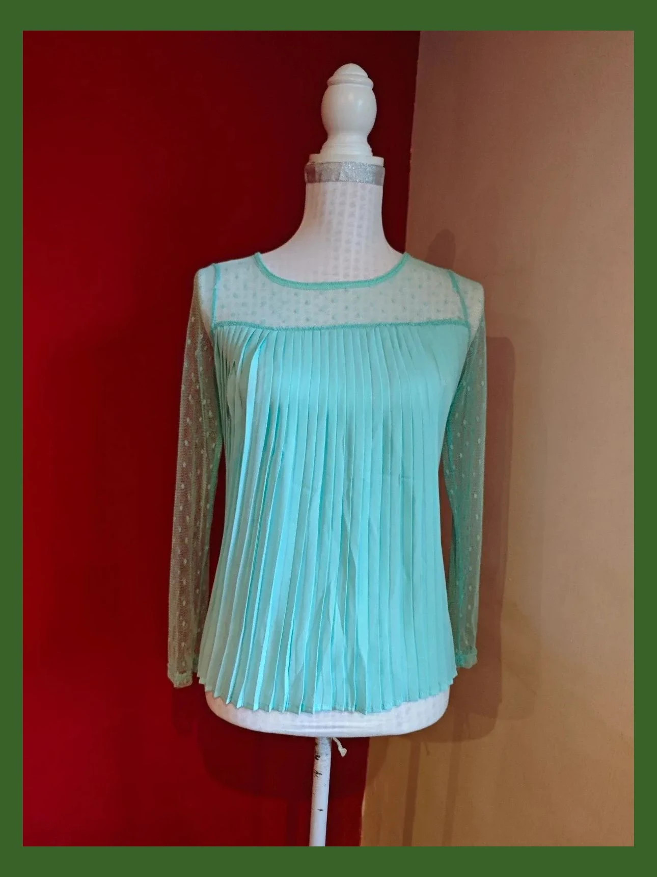 🌺 Preciosa blusa verde azulado clarito plisada con blonda en mangas y parte superior