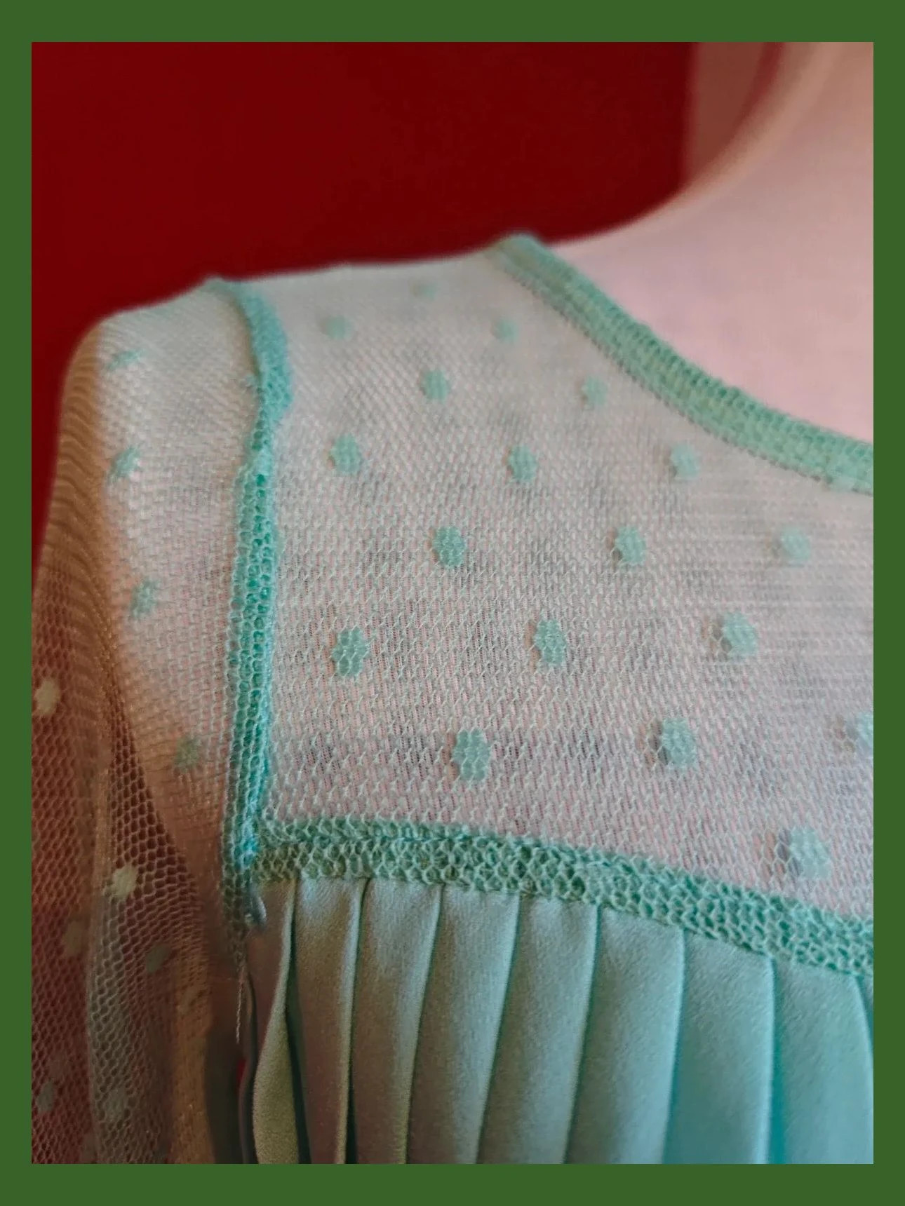 🌺 Preciosa blusa verde azulado clarito plisada con blonda en mangas y parte superior – Luc-Ce – taille L / 40 / 12 3