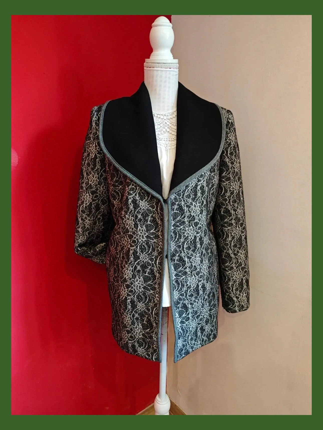 🌺 Precioso chaquetón estampado blonda negro y blanco con cuello redondo amplio