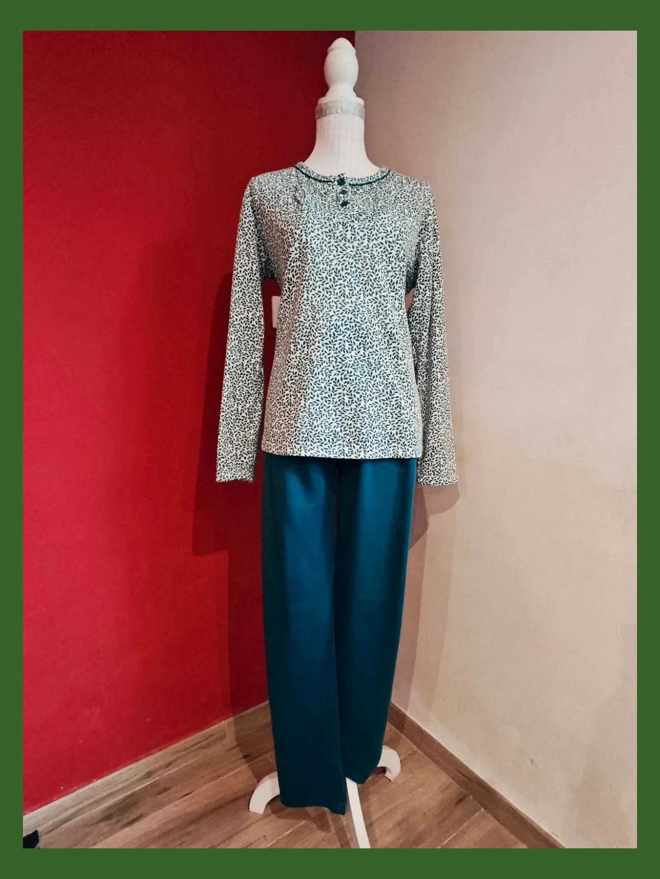 🌺 Cómodo y calentito pijama de algodón 85% verde y blanco con estampado de hojas en la camiseta