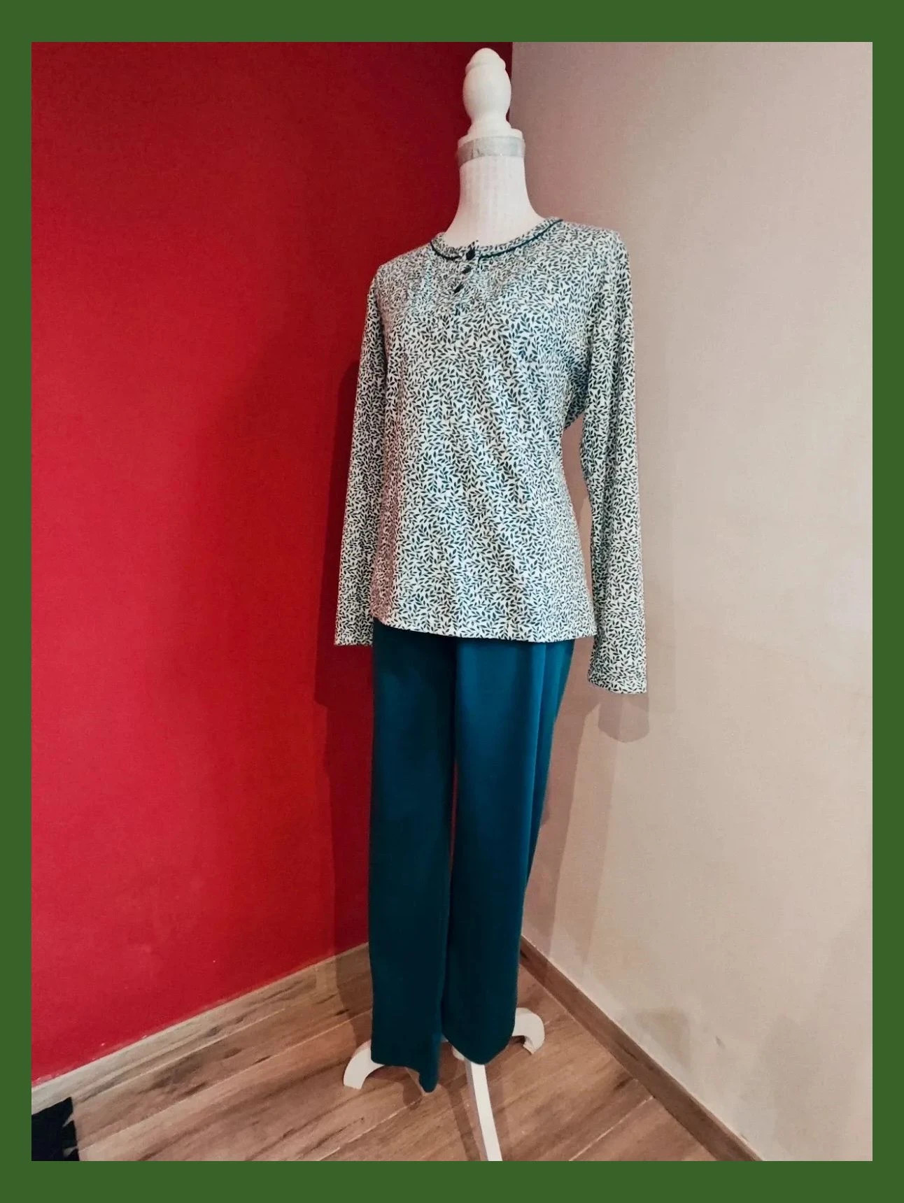 🌺 Cómodo y calentito pijama de algodón 85% verde y blanco con estampado de hojas en la camiseta – Sweet Secret – taille XXL / 44 / 16 2