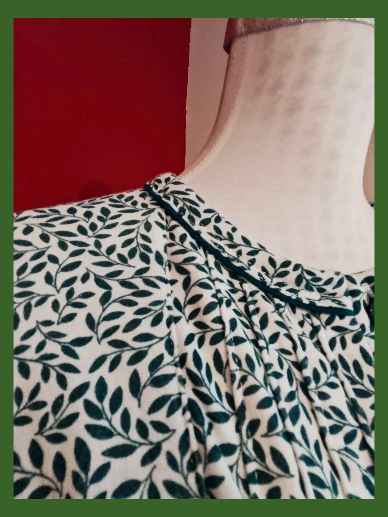 🌺 Cómodo y calentito pijama de algodón 85% verde y blanco con estampado de hojas en la camiseta – Sweet Secret – taille XXL / 44 / 16 4