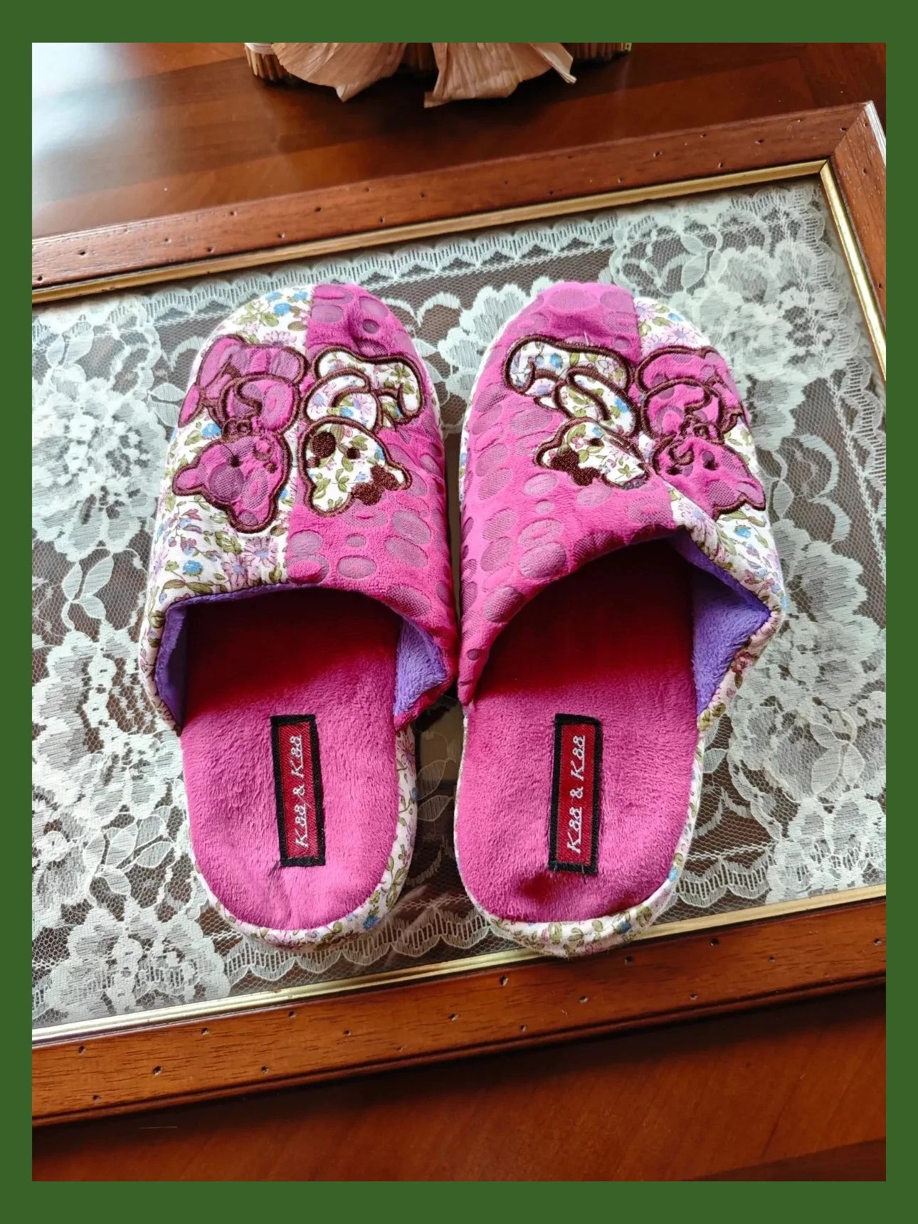 🌺Cómodas zapatillas para casa de tejido polar y tela floreada con ositos cosidos