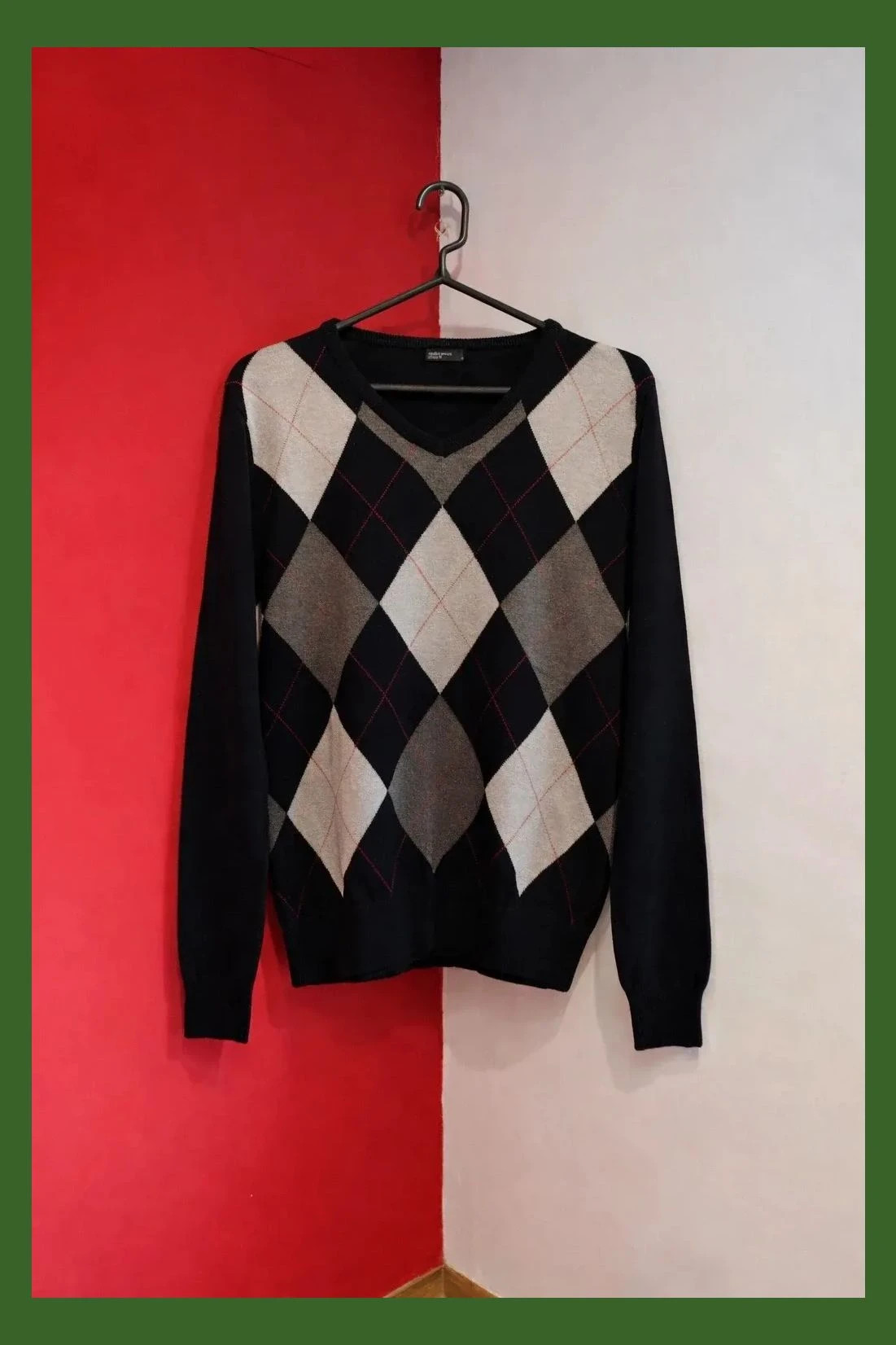 🌺 Jersey de algodón con cuello de pico negro con rombos tonos grises y negros en la parte delantera