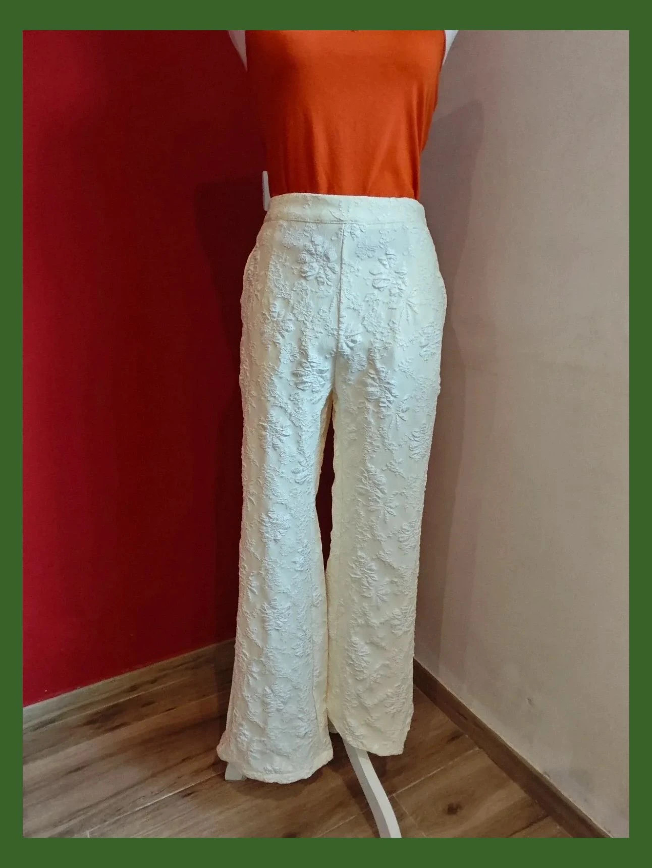🌺 Estiloso pantalón tono crema con flores en relieve de pata ancha – Vintage Dressing – taille XL / 42 / 14