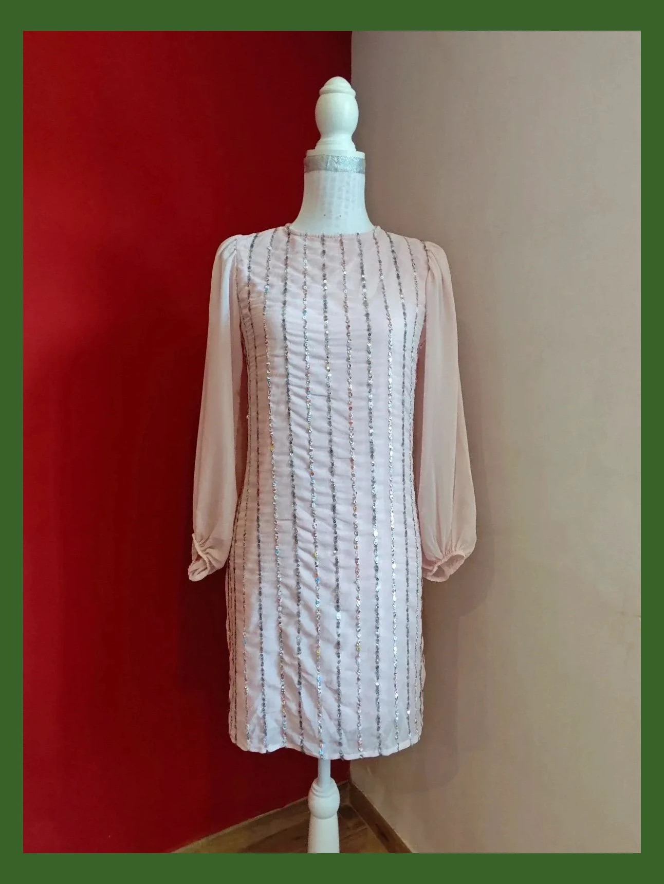 🌺 Elegante vestido de gasa rosa con filas de lentejuelas plateadas y multicolor