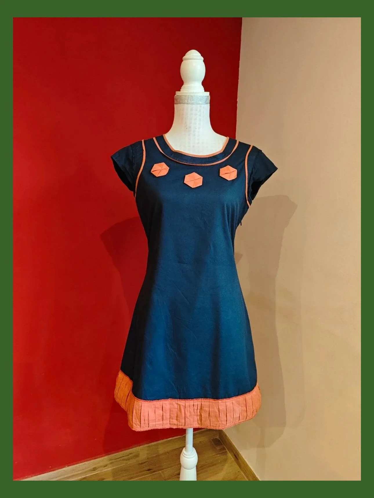 🌺 Precioso vestido de algodón azul marino con detalles en naranja, de Trucco