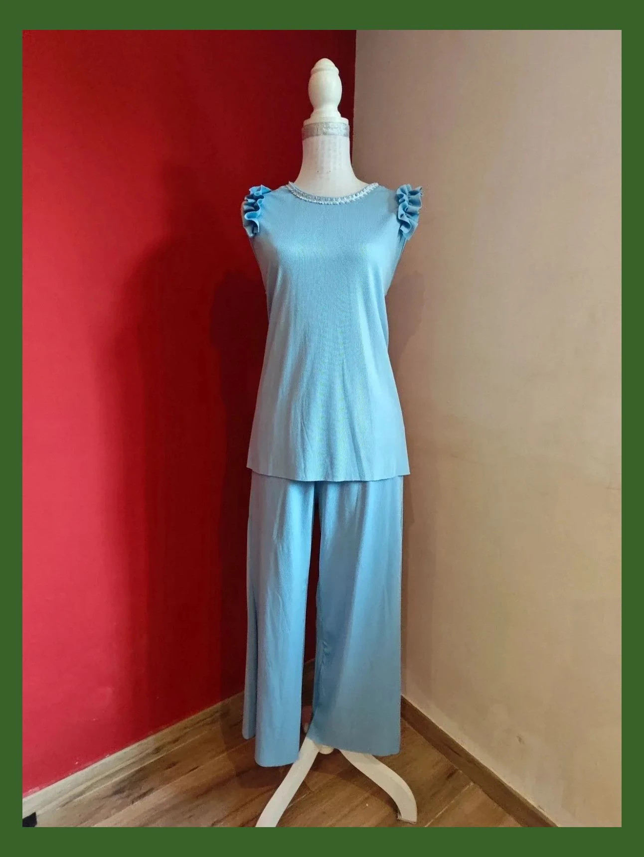🌺 Divino conjunto de top y pantalón de punto fino azul clarito, con un 72% de algodón