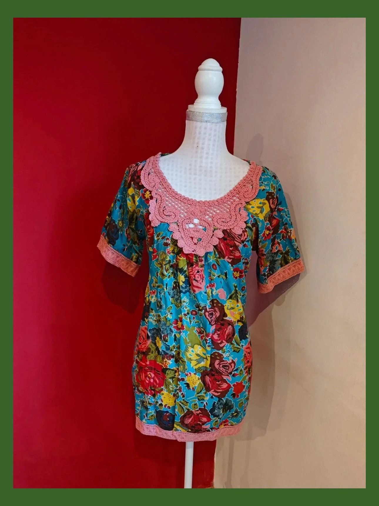 🌺Precioso blusón de algodón en colores vivos y crochet rosa en mangas, cuello y bajo, talla M