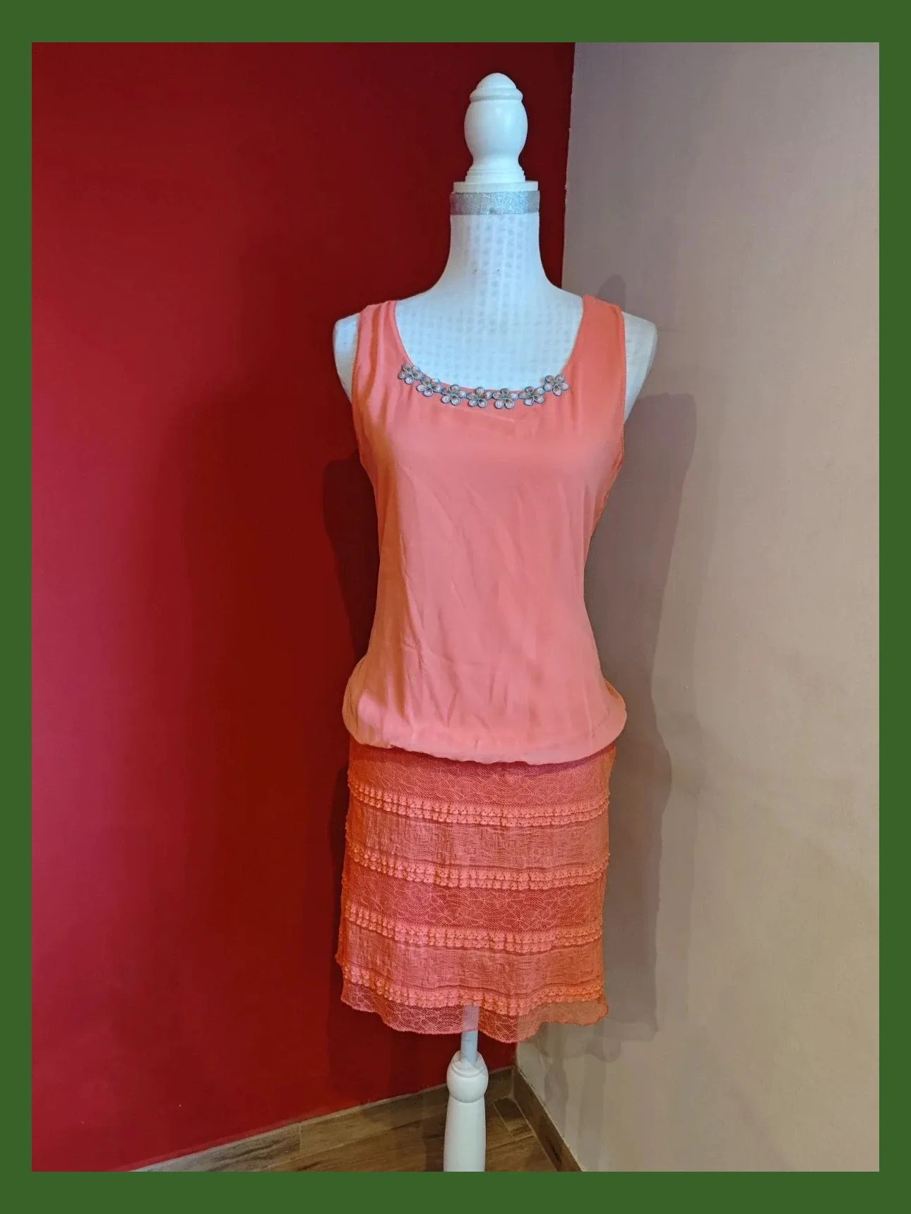 🌺Precioso vestido tono coral con cuerpo de gasa y falda de blonda elástica, talla L