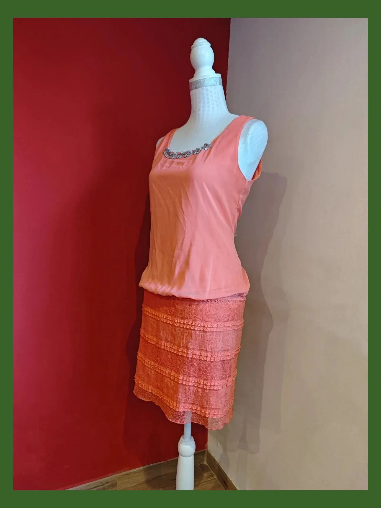 🌺Precioso vestido tono coral con cuerpo de gasa y falda de blonda elástica, talla L – Boutique privée – taille L / 40 / 12 2
