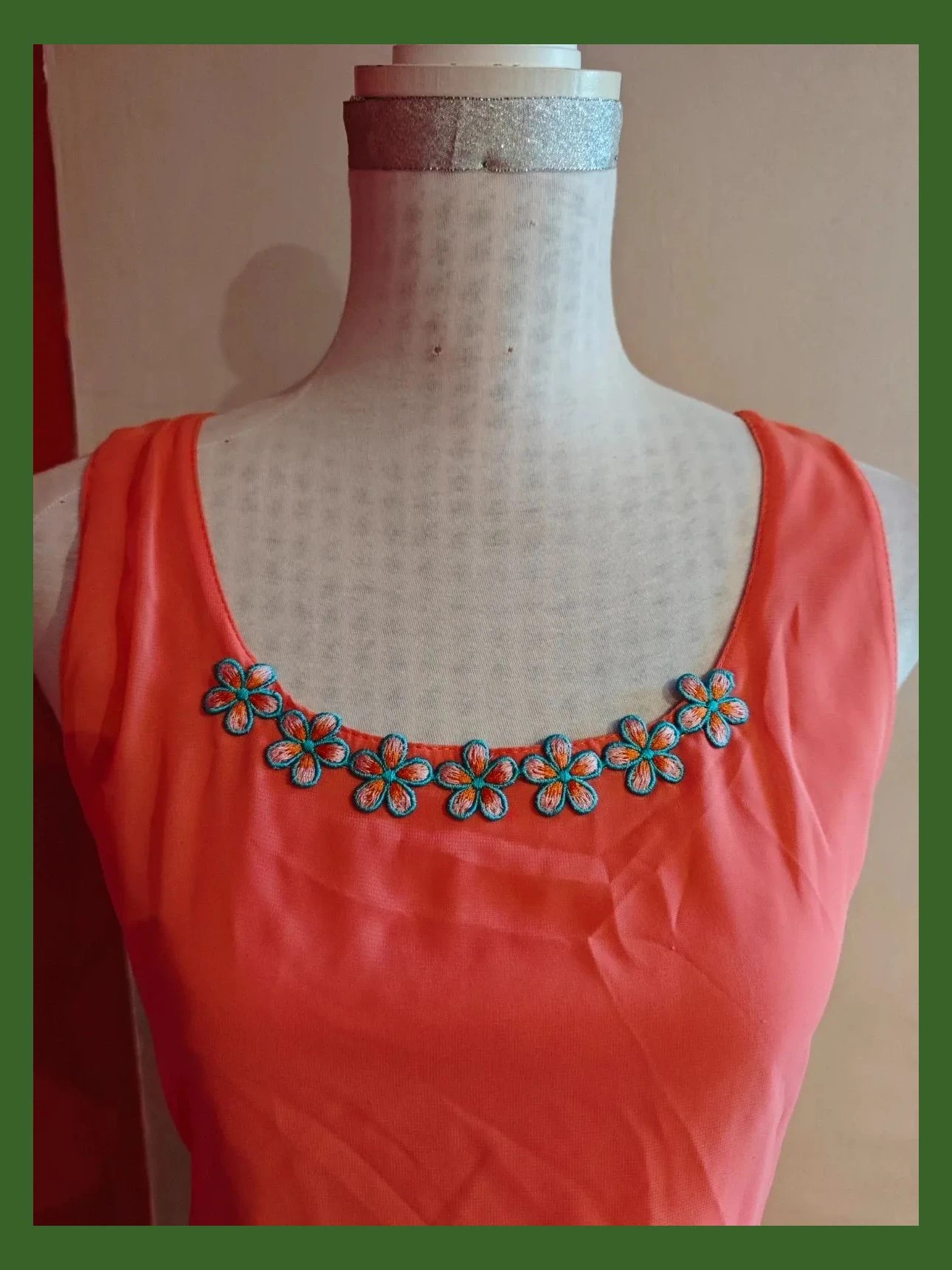 🌺Precioso vestido tono coral con cuerpo de gasa y falda de blonda elástica, talla L – Boutique privée – taille L / 40 / 12 3