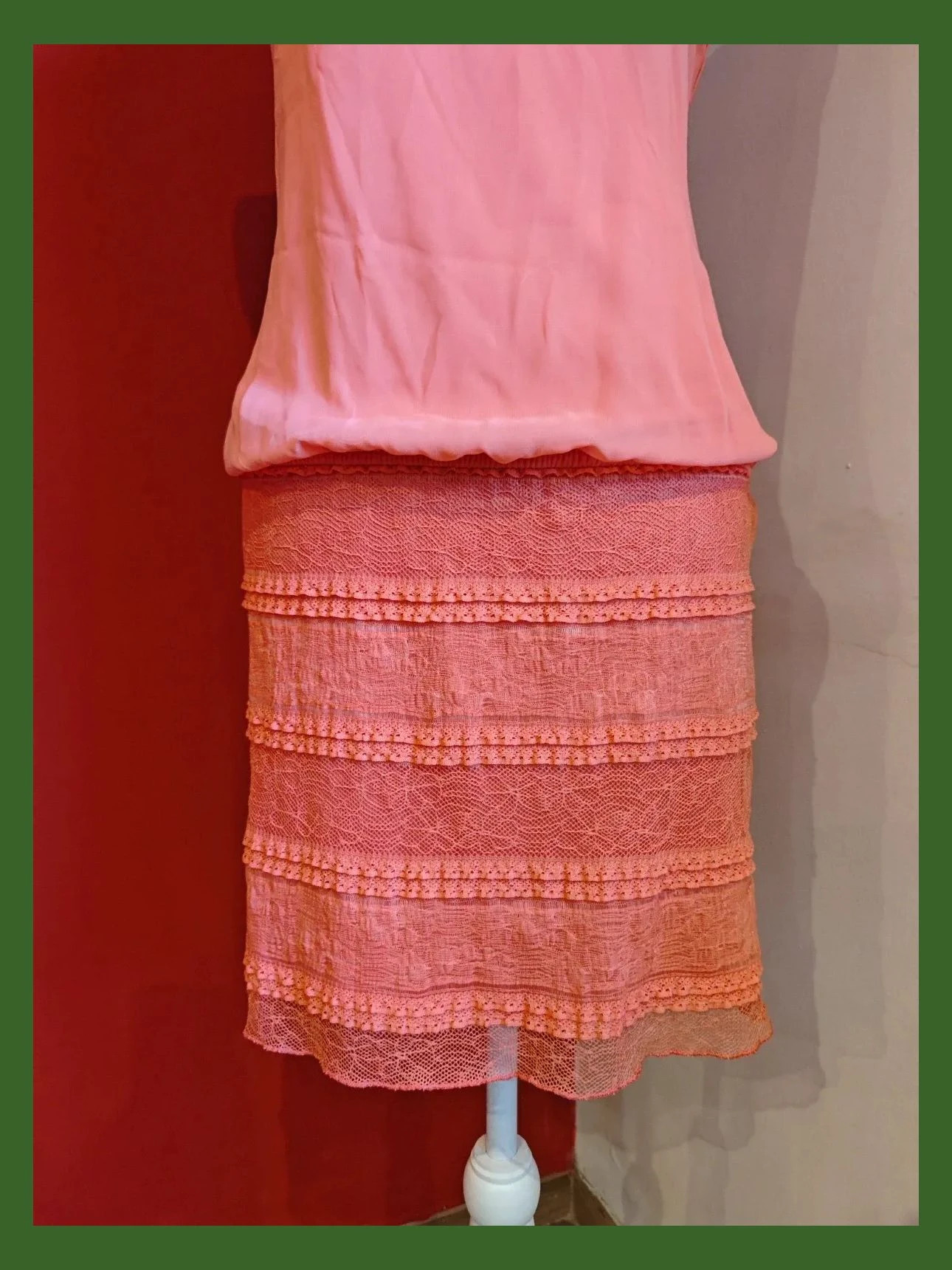 🌺Precioso vestido tono coral con cuerpo de gasa y falda de blonda elástica, talla L – Boutique privée – taille L / 40 / 12 4