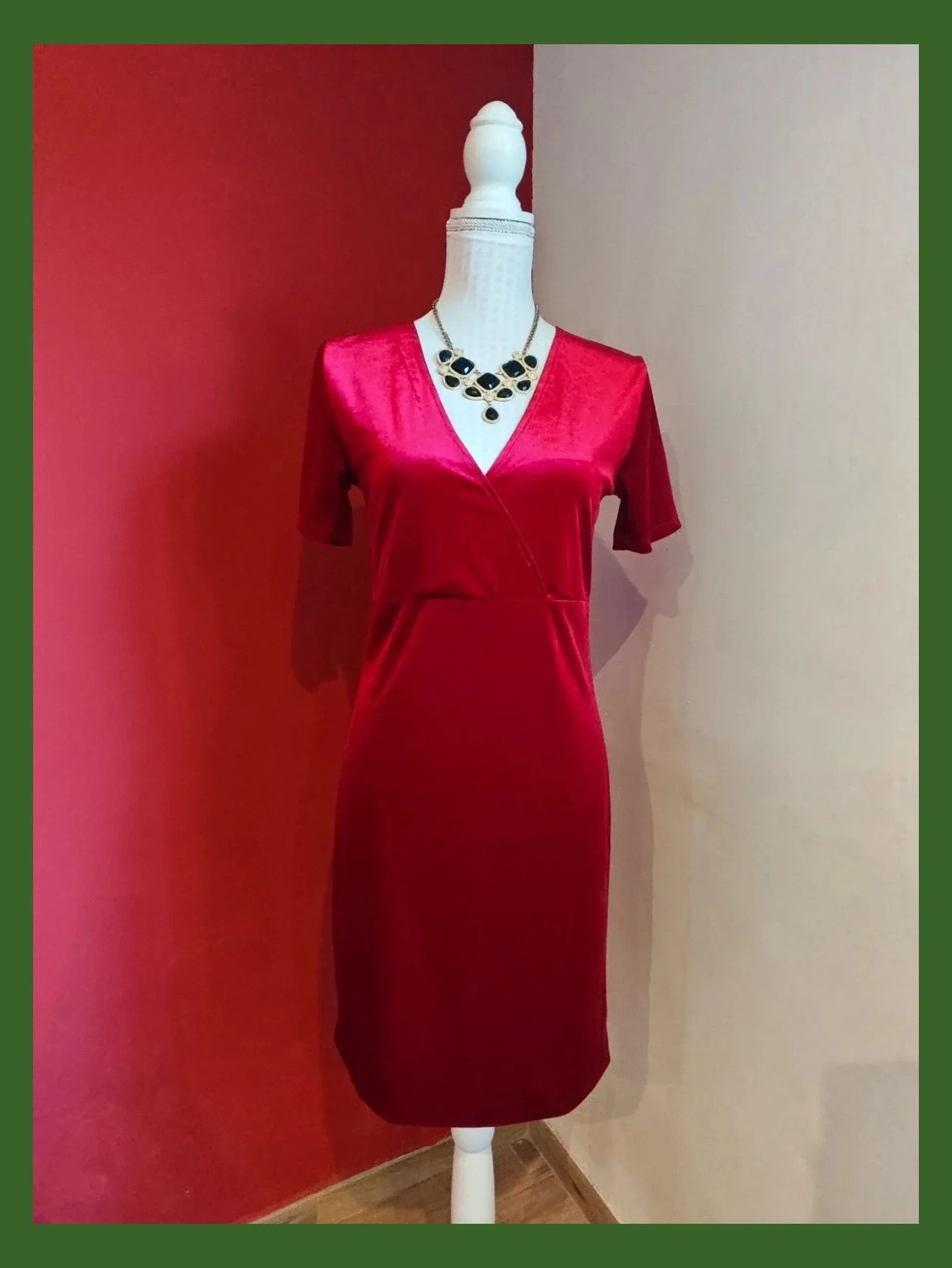 🌺 Vestido entallado de terciopelo rojo con brillo, de Zara