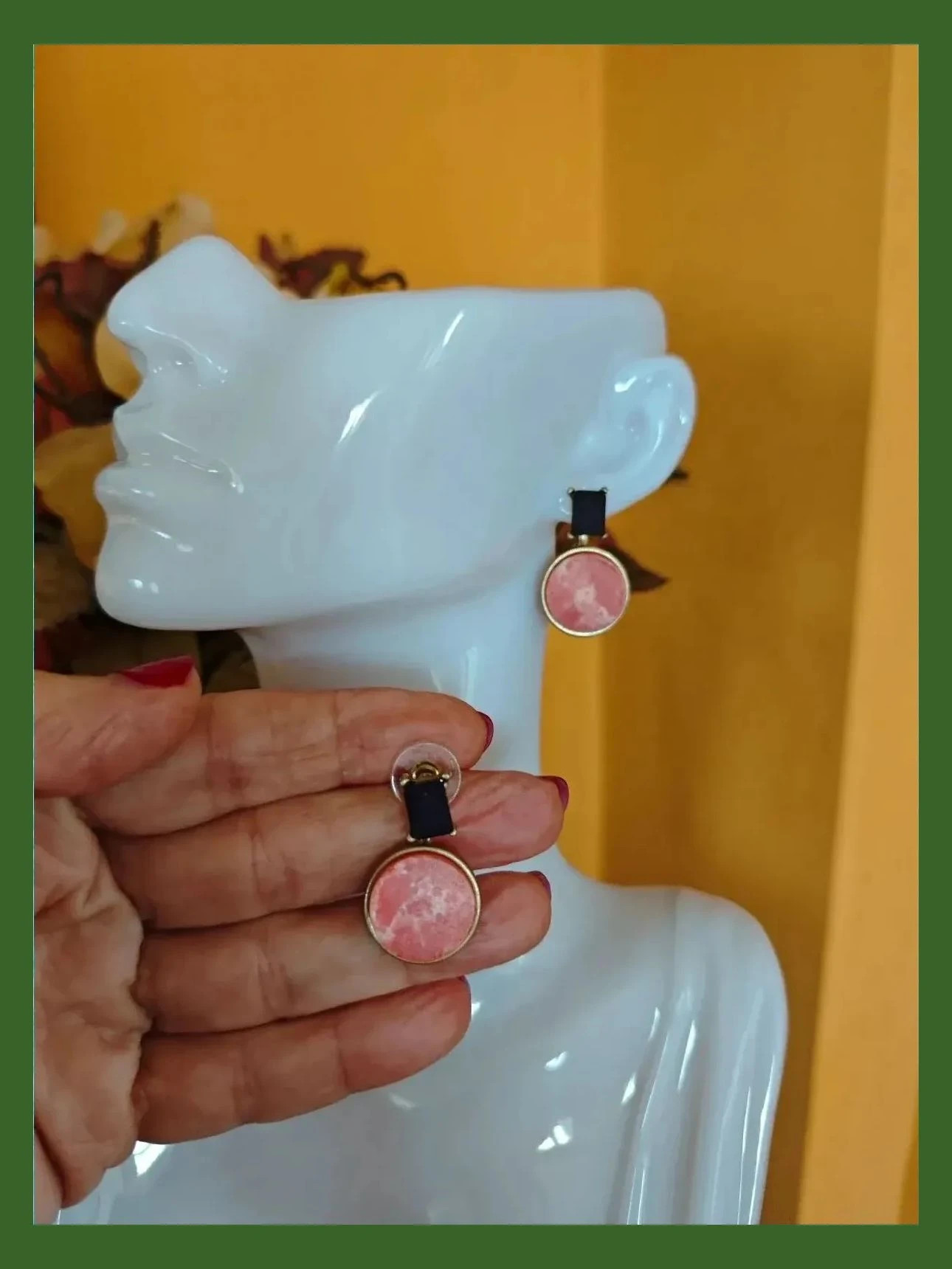 🌺 Bonitos pendientes con pieza negra y círculo coral sobre dorado