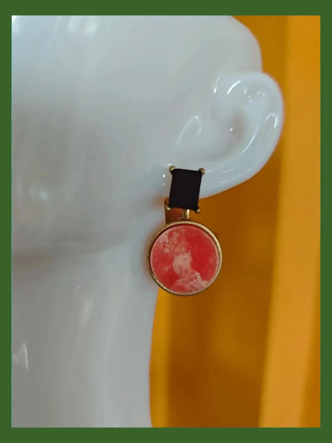 🌺 Bonitos pendientes con pieza negra y círculo coral sobre dorado 2