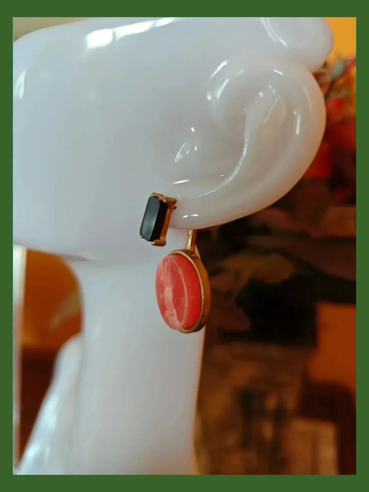 🌺 Bonitos pendientes con pieza negra y círculo coral sobre dorado 3