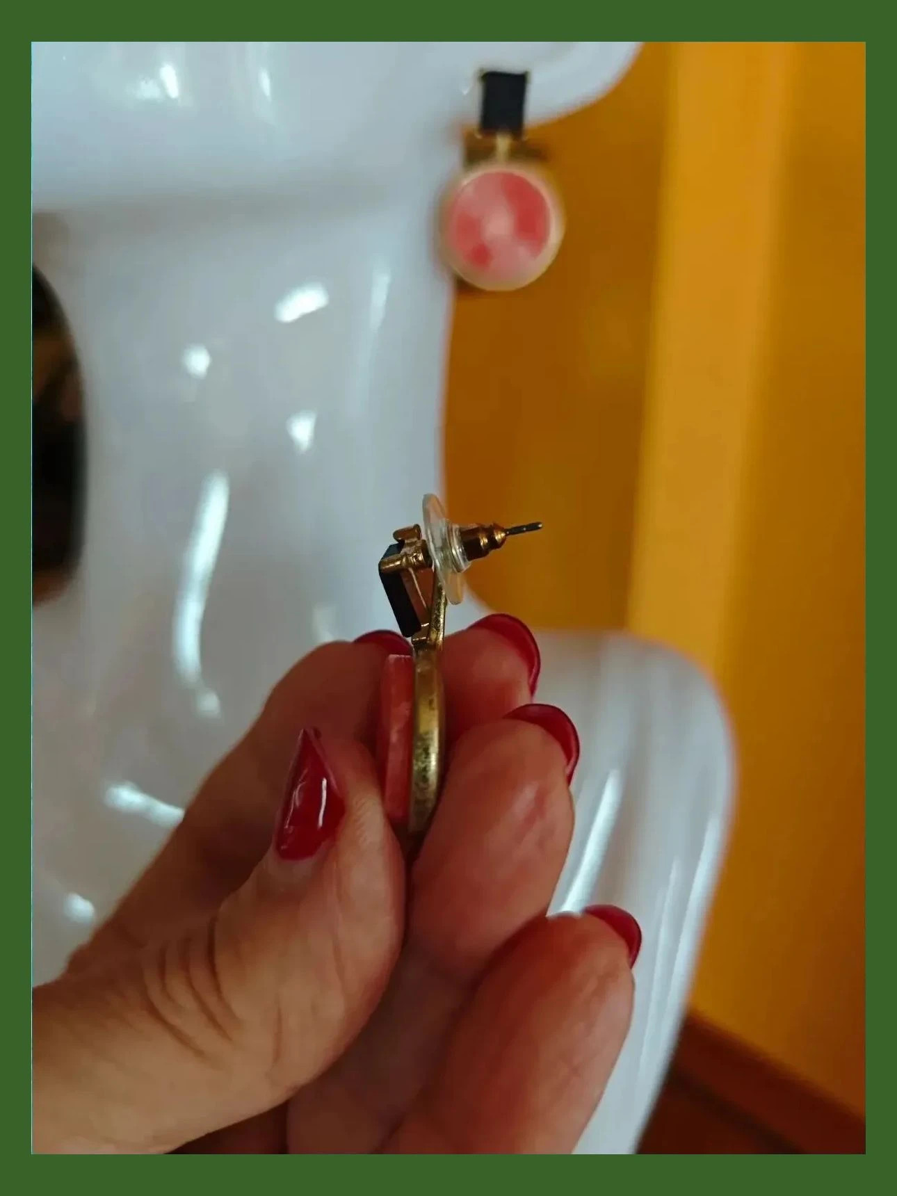 🌺 Bonitos pendientes con pieza negra y círculo coral sobre dorado 5