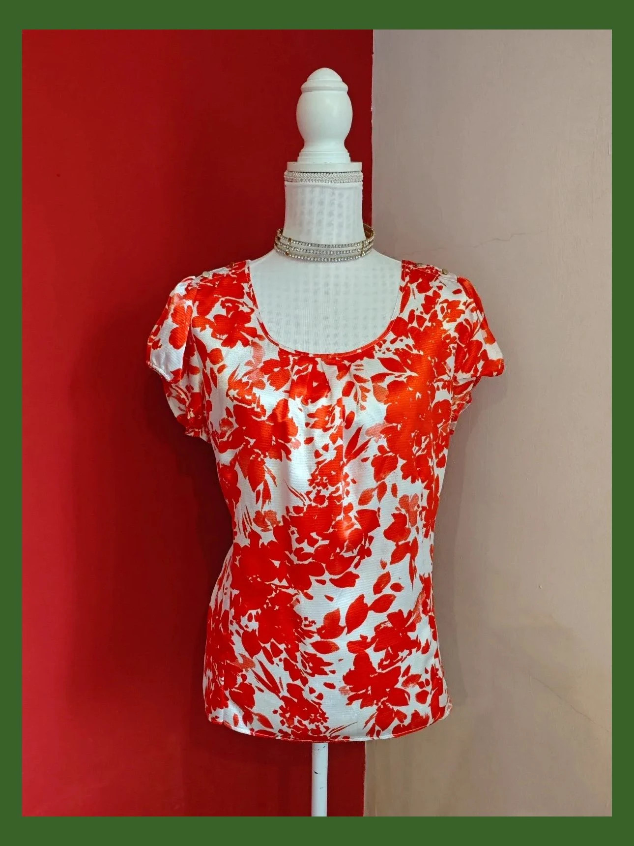 🌺Preciosa blusa de raso estampado blanco y rojo, de Antea