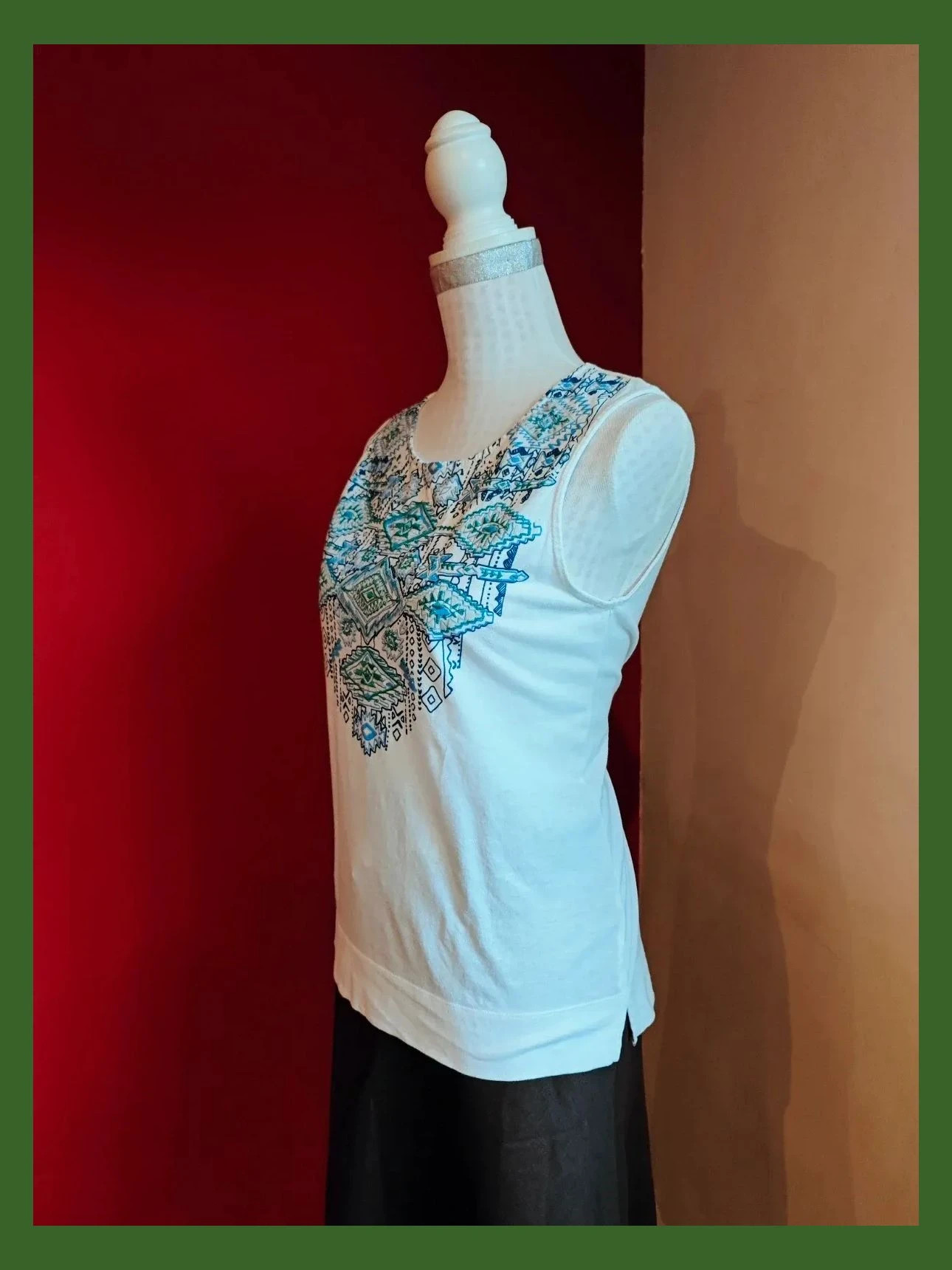 🌺Bonita camiseta blanca con bordados tonos azules y verde en parte superior – Sfera – taille M / 38 / 10 2