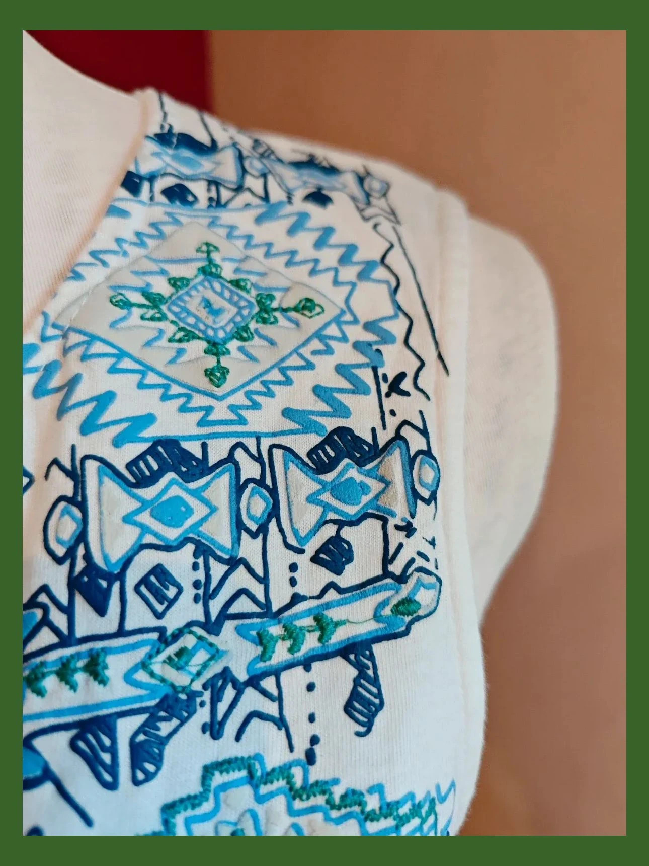 🌺Bonita camiseta blanca con bordados tonos azules y verde en parte superior – Sfera – taille M / 38 / 10 3