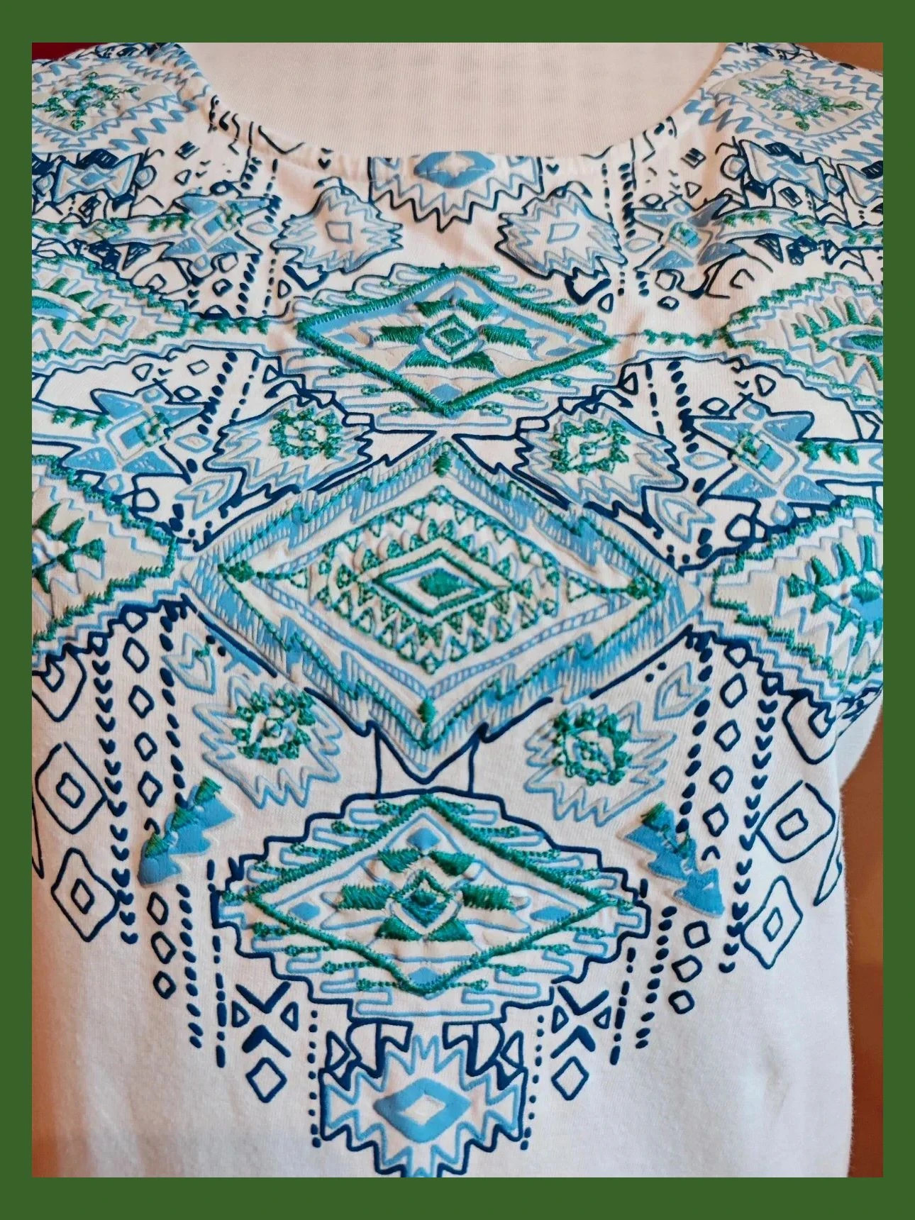 🌺Bonita camiseta blanca con bordados tonos azules y verde en parte superior – Sfera – taille M / 38 / 10 4