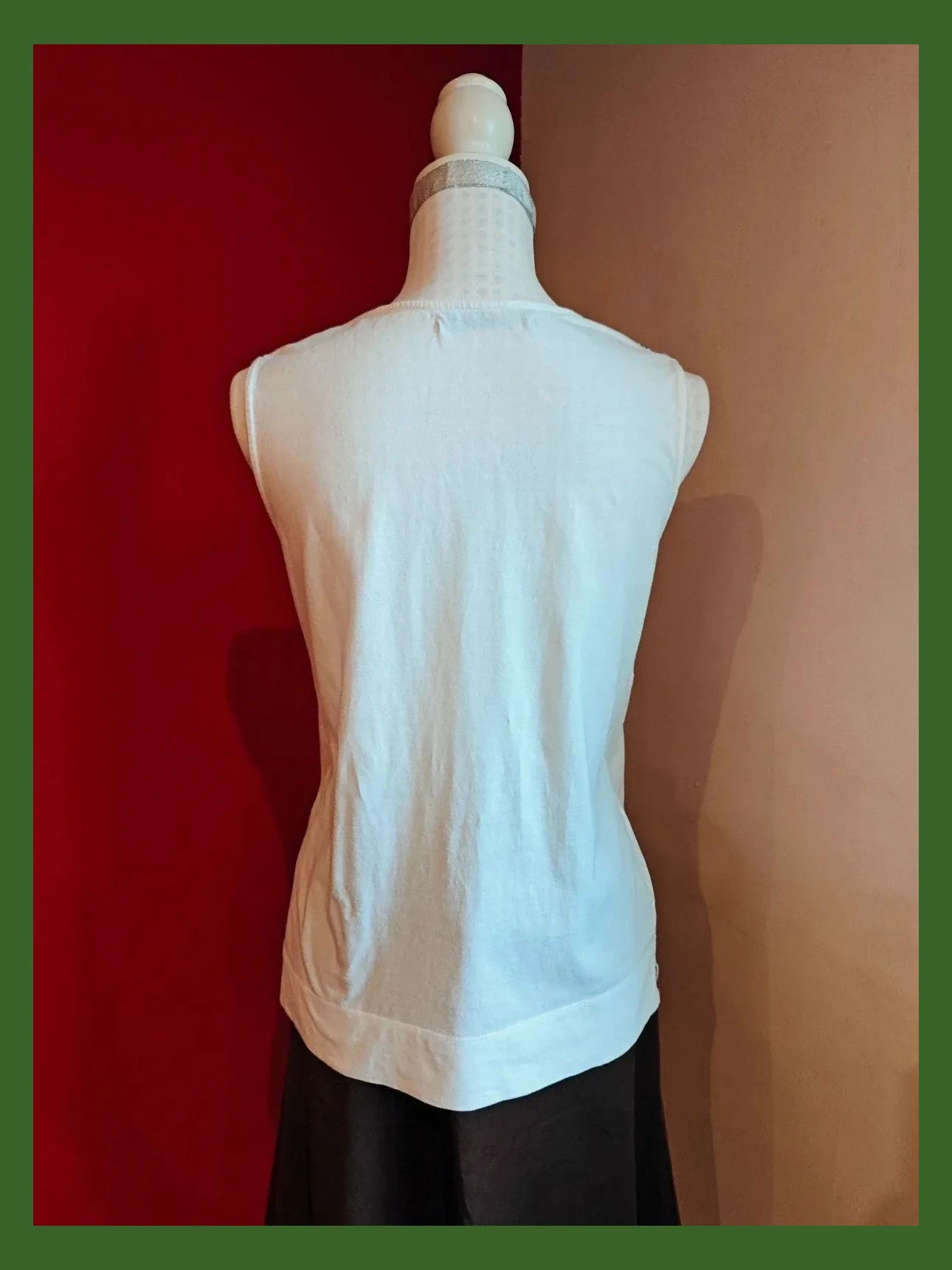 🌺Bonita camiseta blanca con bordados tonos azules y verde en parte superior – Sfera – taille M / 38 / 10 5