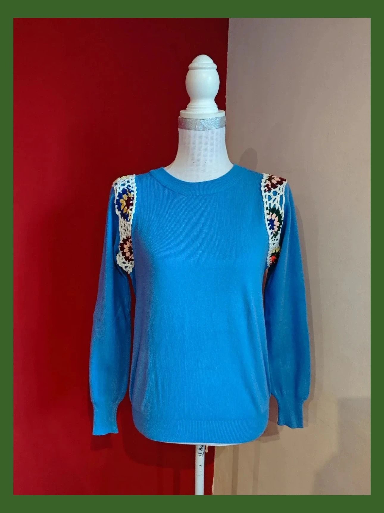 🌺Jersey azul con crochet multicolor en hombros, talla L