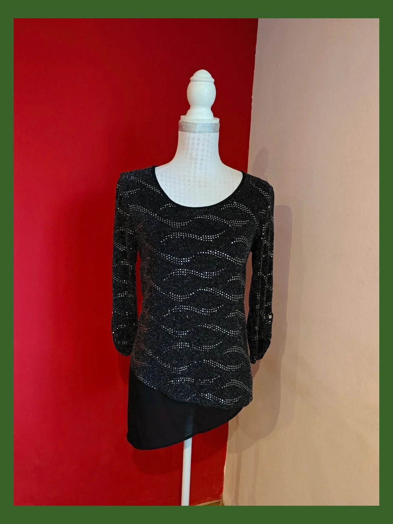 🌺 Bonita blusa asimétrica negra con brillos plateados, de punto elástico, talla M
