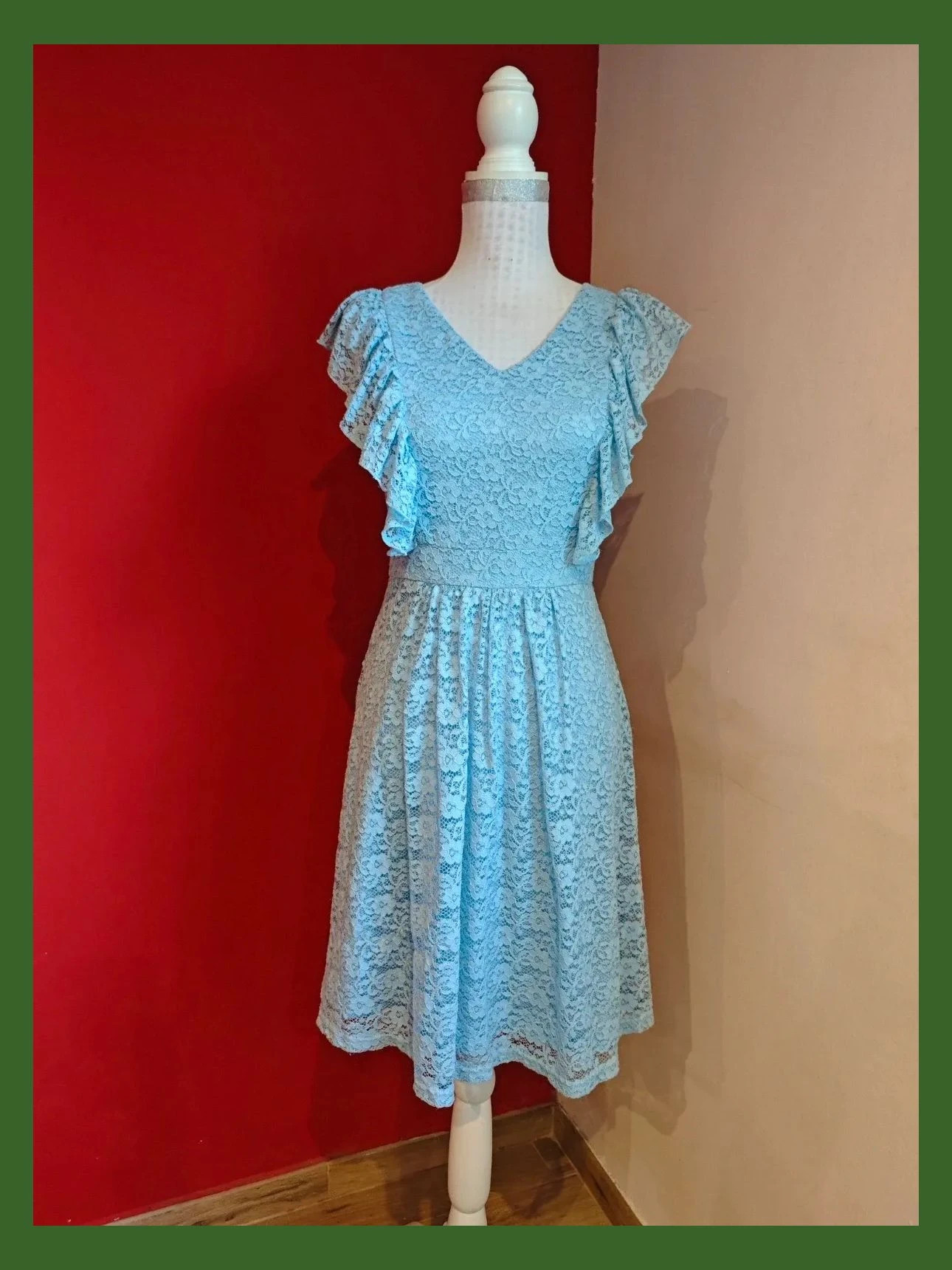 🌺Espectacular vestido de blonda elástica azul claro con volantes en los lados, talla M