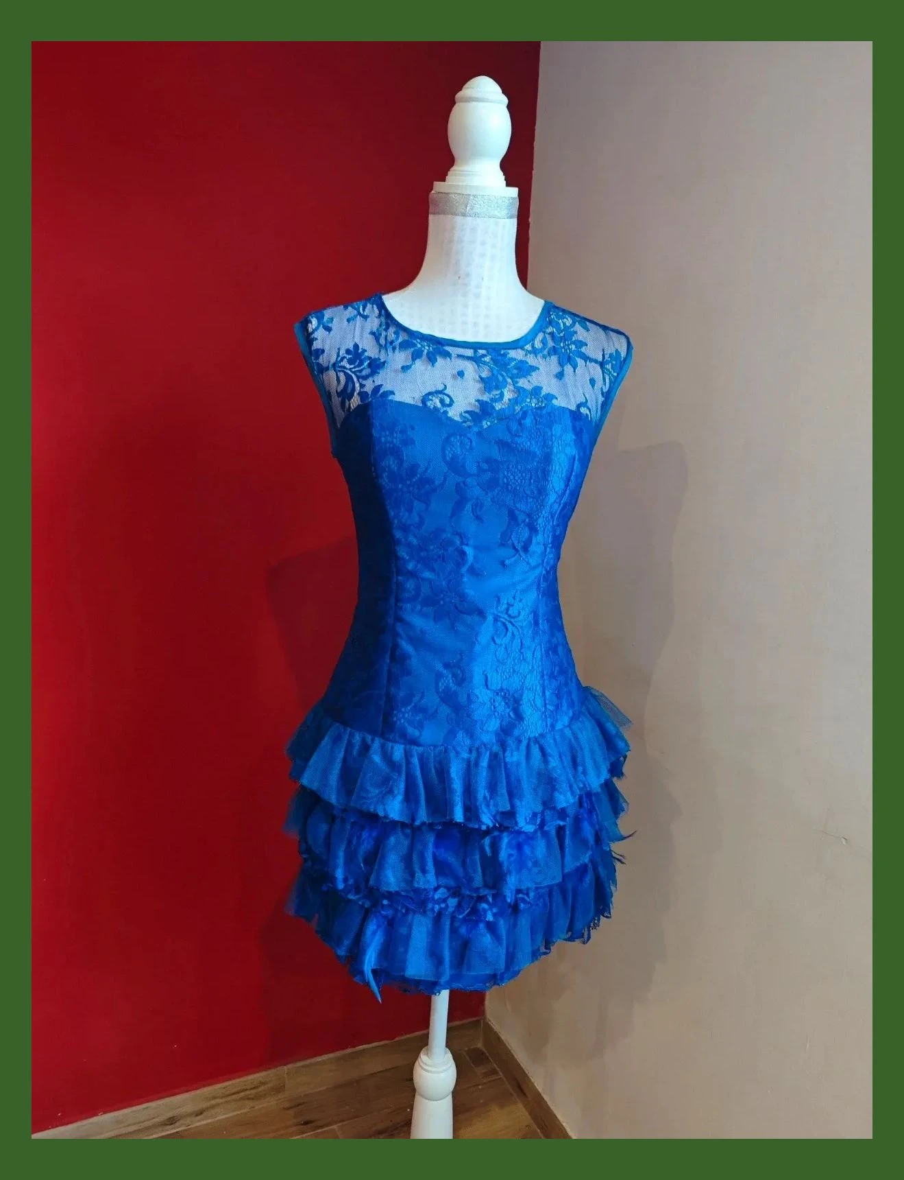 🌺 Divino vestido para eventos de blonda azulona con volantes y plumas