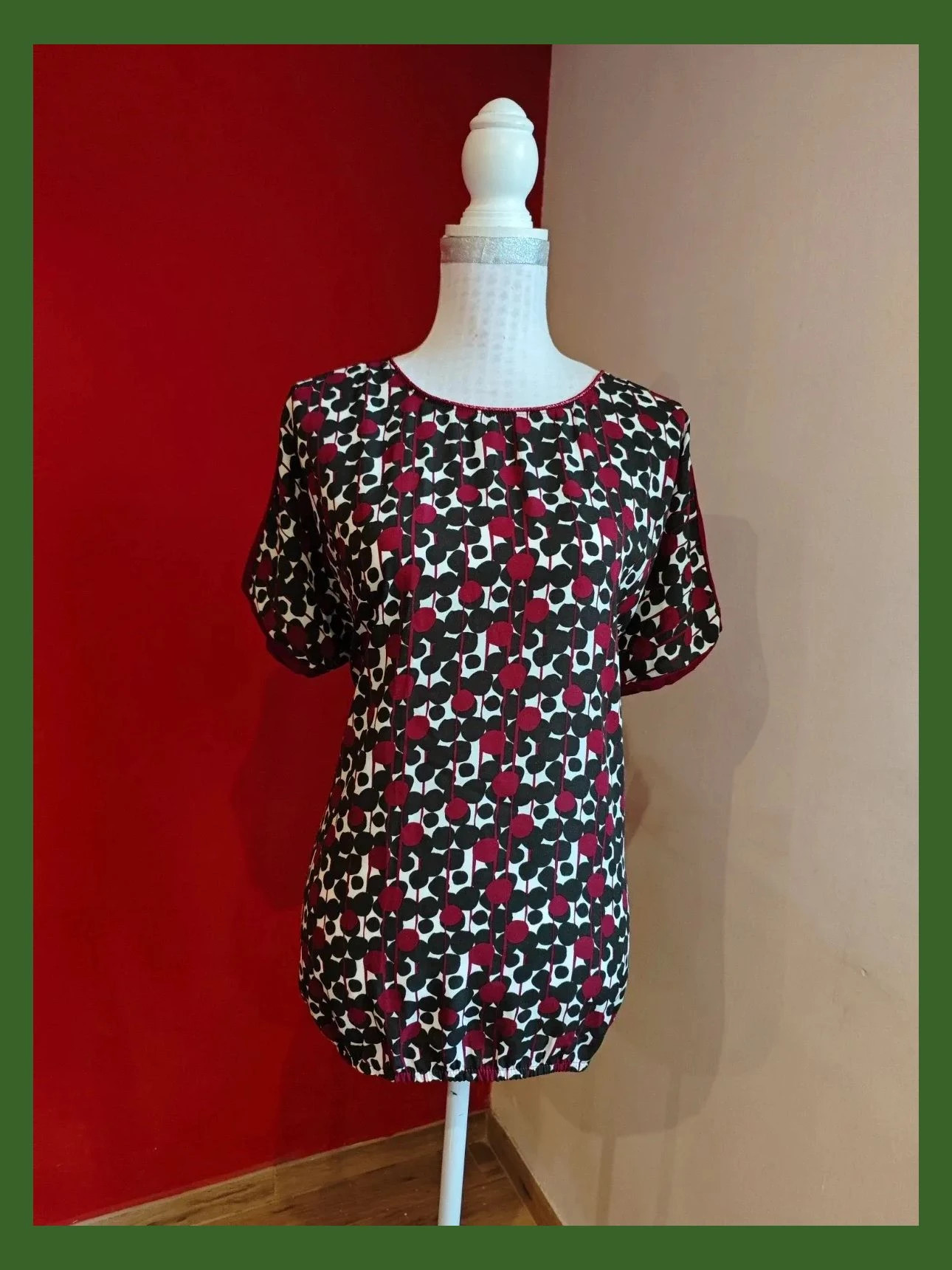🌺Camiseta de algodón y modal con estampado de círculos negros y granates, talla 48