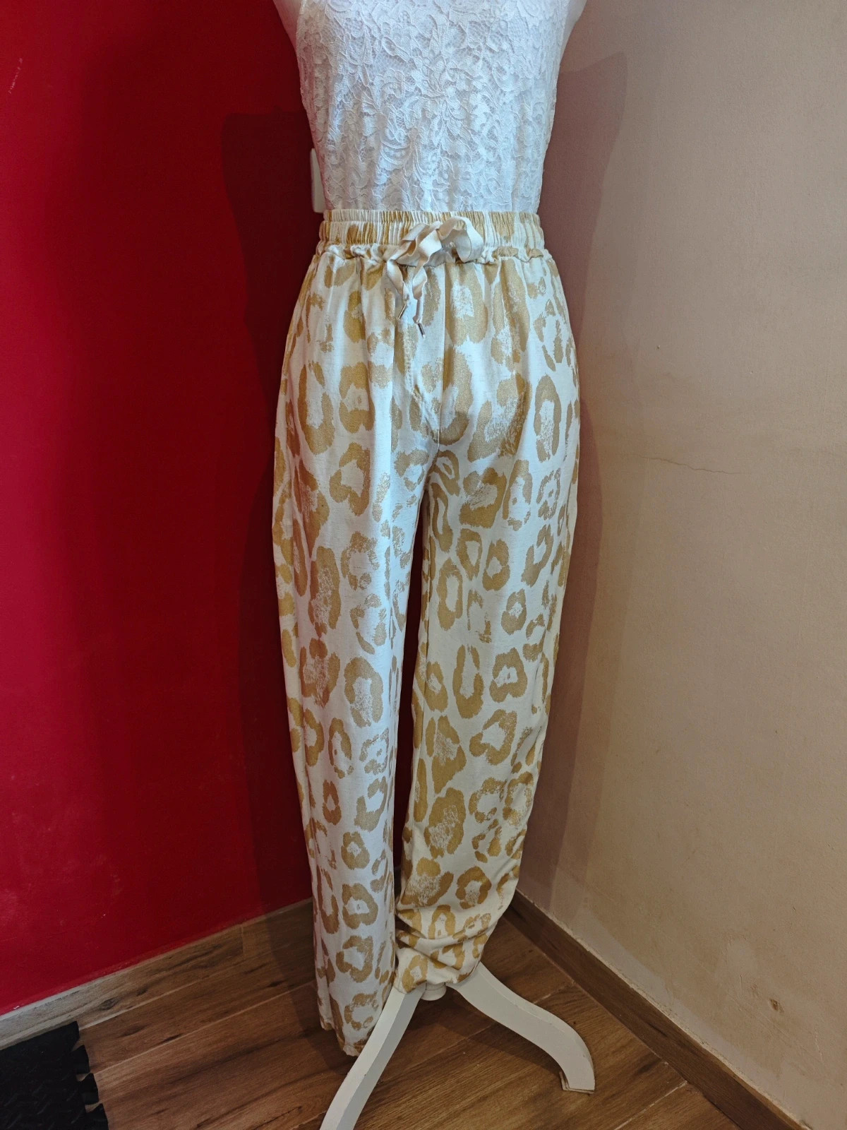 🌺 Pantalón comodisimo tono crema con huellas doradas 50%lino – Made In Italy – taille XL / 42 / 14 2