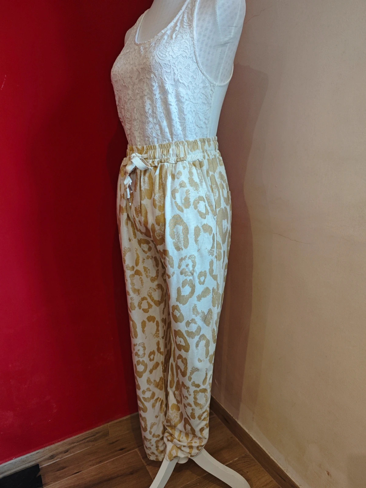 🌺 Pantalón comodisimo tono crema con huellas doradas 50%lino – Made In Italy – taille XL / 42 / 14 3