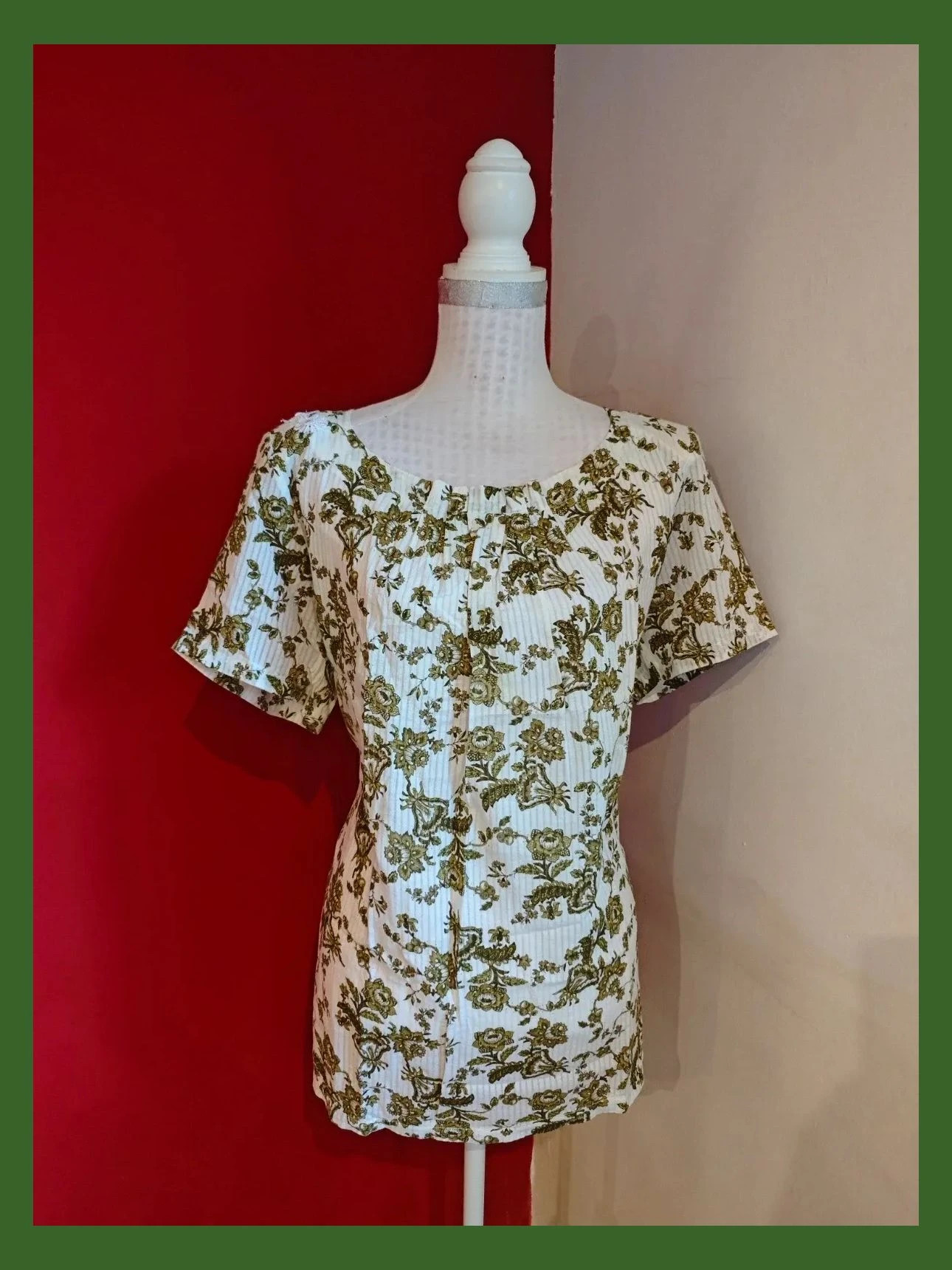 🌺 Camiseta blanca de algodón con estampado floral verde con pliegues en escote – Festa – taille 6XL / 52 / 24