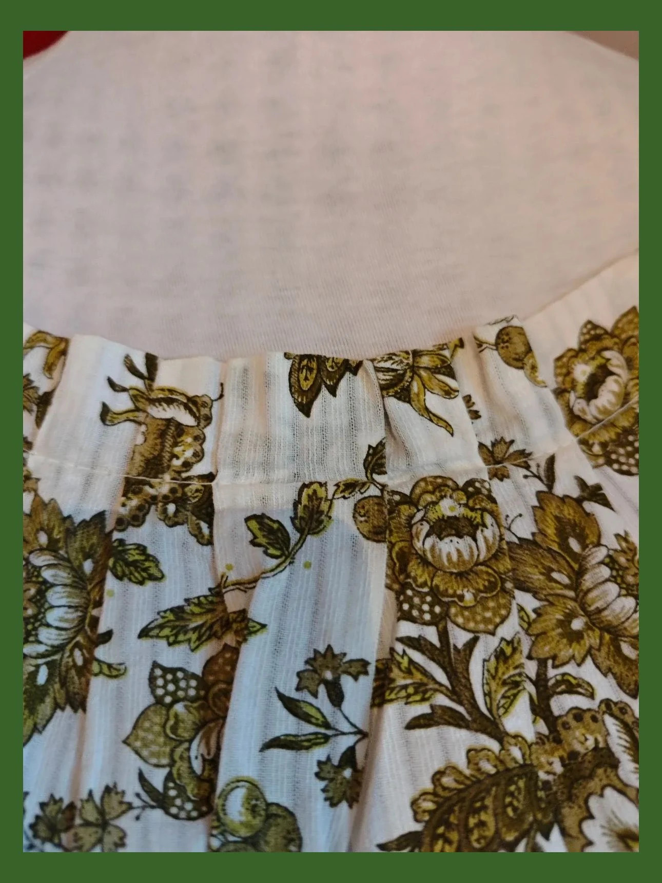 🌺 Camiseta blanca de algodón con estampado floral verde con pliegues en escote – Festa – taille 6XL / 52 / 24 3