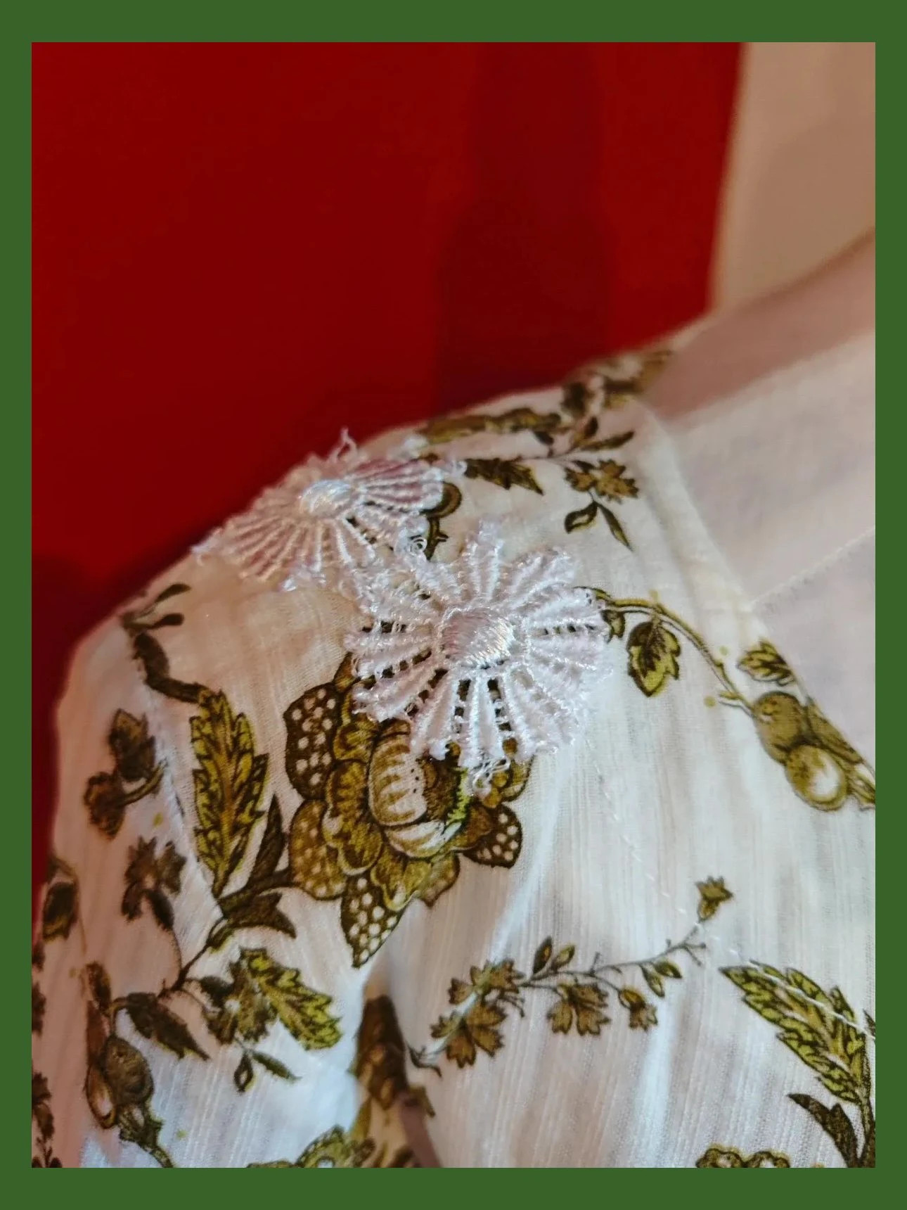 🌺 Camiseta blanca de algodón con estampado floral verde con pliegues en escote – Festa – taille 6XL / 52 / 24 4
