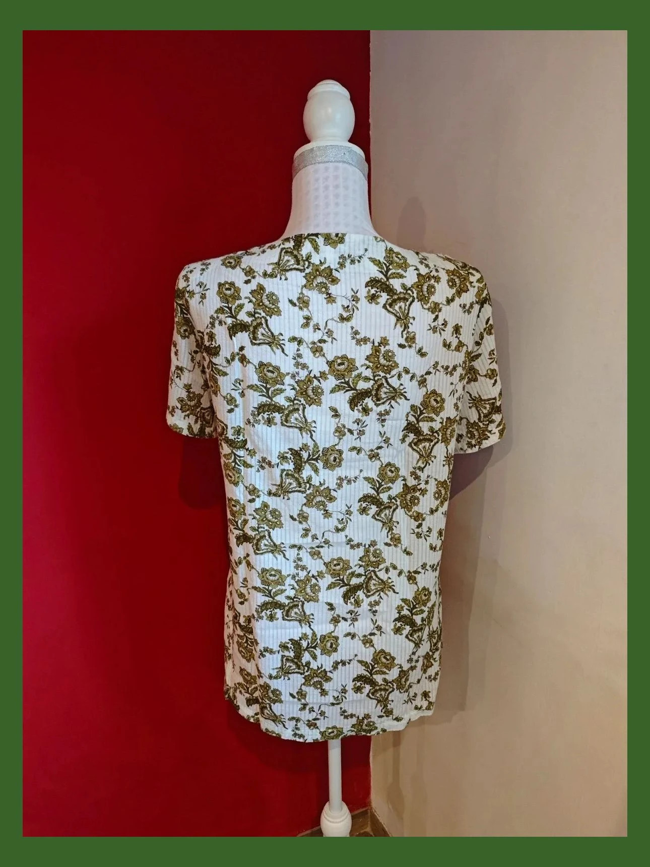🌺 Camiseta blanca de algodón con estampado floral verde con pliegues en escote – Festa – taille 6XL / 52 / 24 5